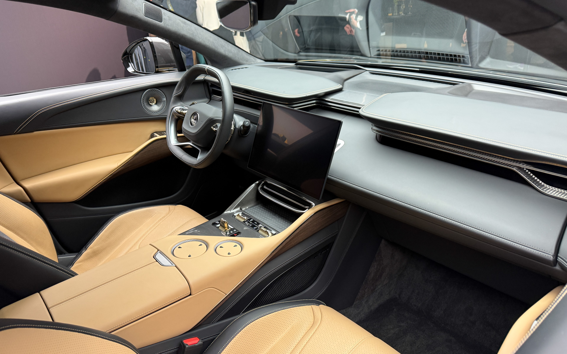 特別仕様車「エレトレ Type 79」は、12回のポールポジションと8回の優勝を果たし、ドライバーズやコンストラクターズの両世界チャンピオンシップを獲得した伝説の「TYPE 79」の栄光を再現。エレトレ Type 79にはオリジナルのTYPE 79のロゴをデザインしたロータスのマスターペインターによる手描きのロゴが施された