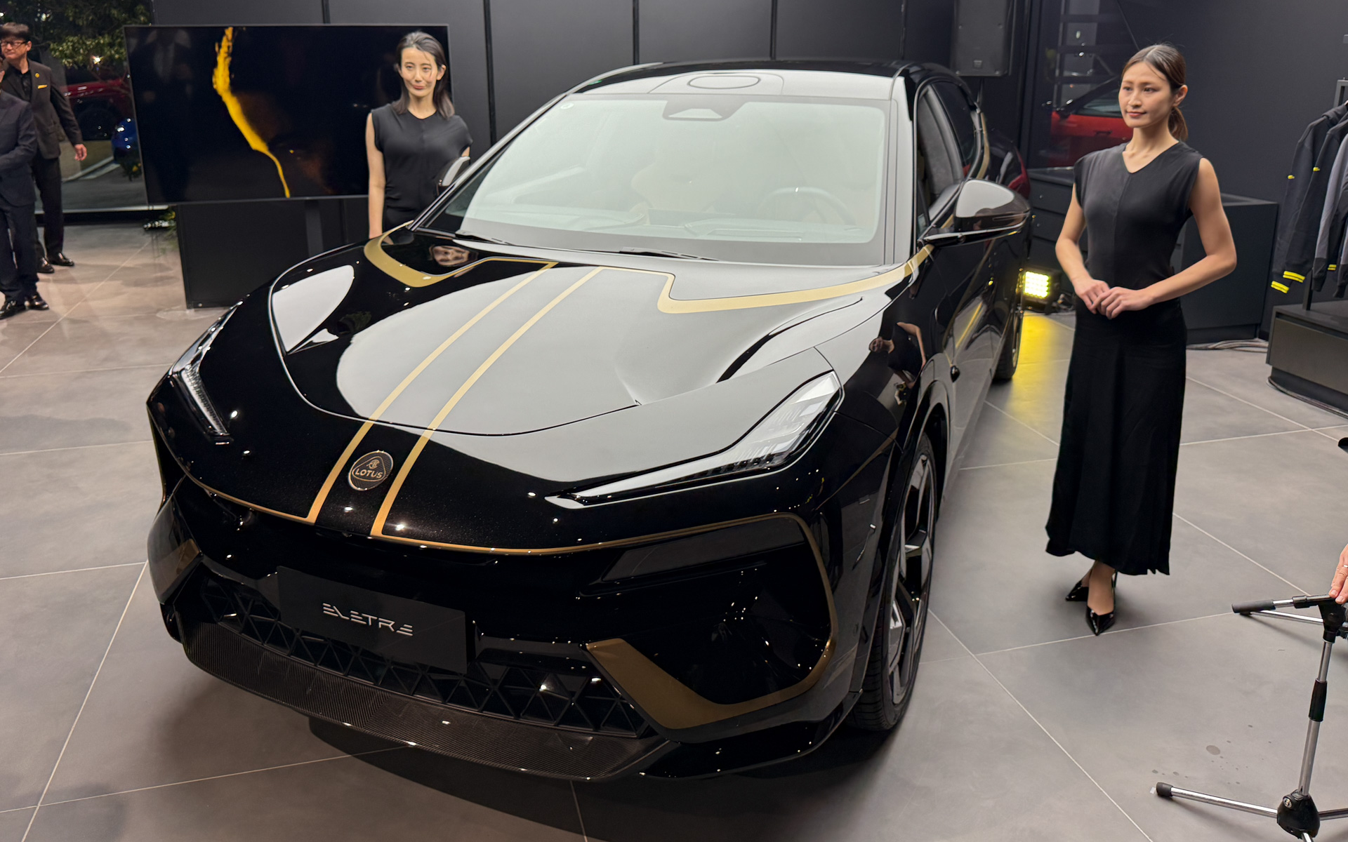 特別仕様車「エレトレ Type 79」は、12回のポールポジションと8回の優勝を果たし、ドライバーズやコンストラクターズの両世界チャンピオンシップを獲得した伝説の「TYPE 79」の栄光を再現。エレトレ Type 79にはオリジナルのTYPE 79のロゴをデザインしたロータスのマスターペインターによる手描きのロゴが施された