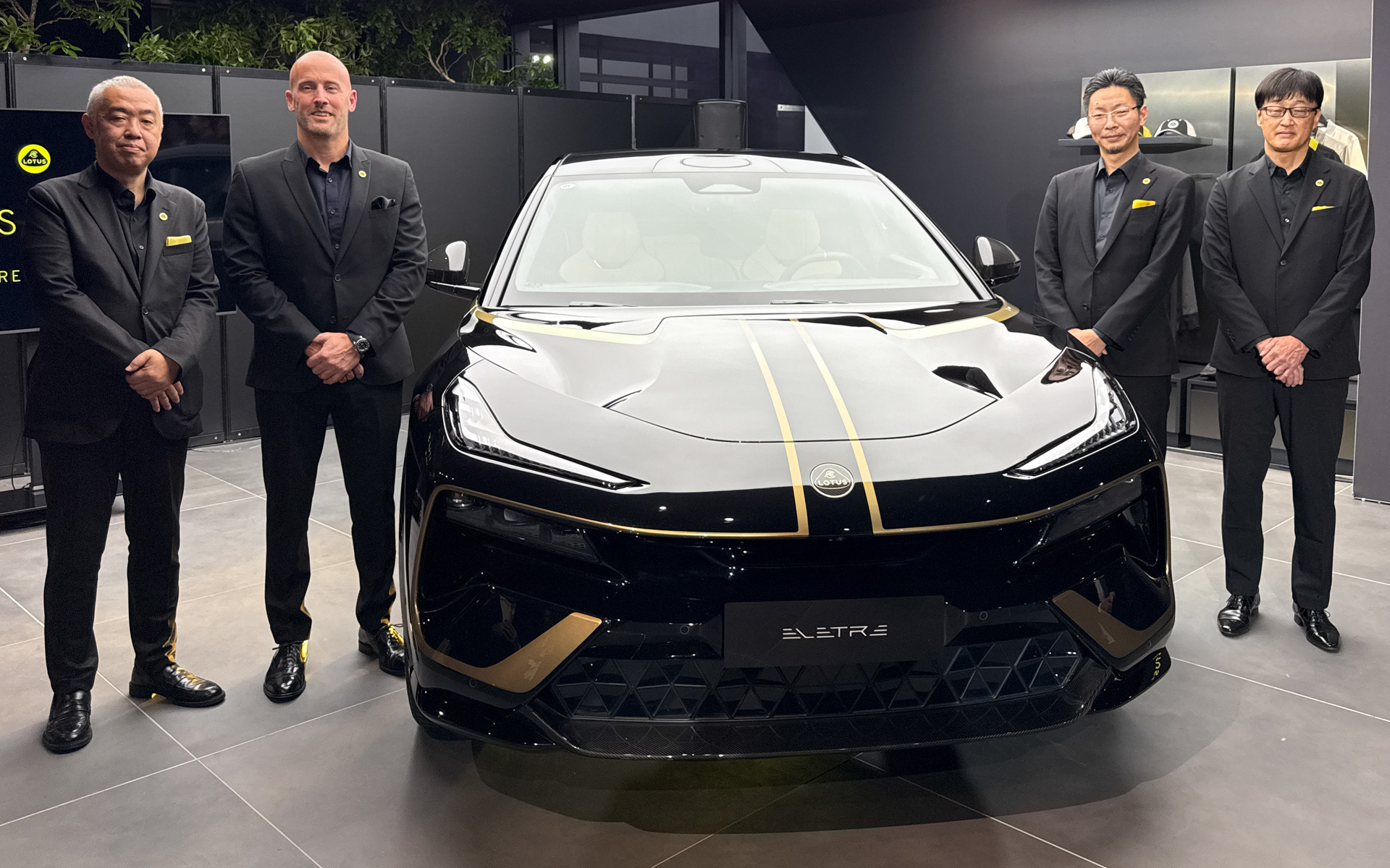 写真は左からロータス カーズ ヘッド・オブ・オペレーションズ - ジャパン&台湾の寺嶋正一氏、ロータス カーズ ディレクター・オブ・ネットワーク ディベロップメント-アジアパシフィック、中東＆アフリカのジョナサン・ストレットン氏、株式会社ジースクエア仙台 代表取締役の大滝歩氏、株式会社ジースクエア仙台 代表取締役の宮本輝夫氏