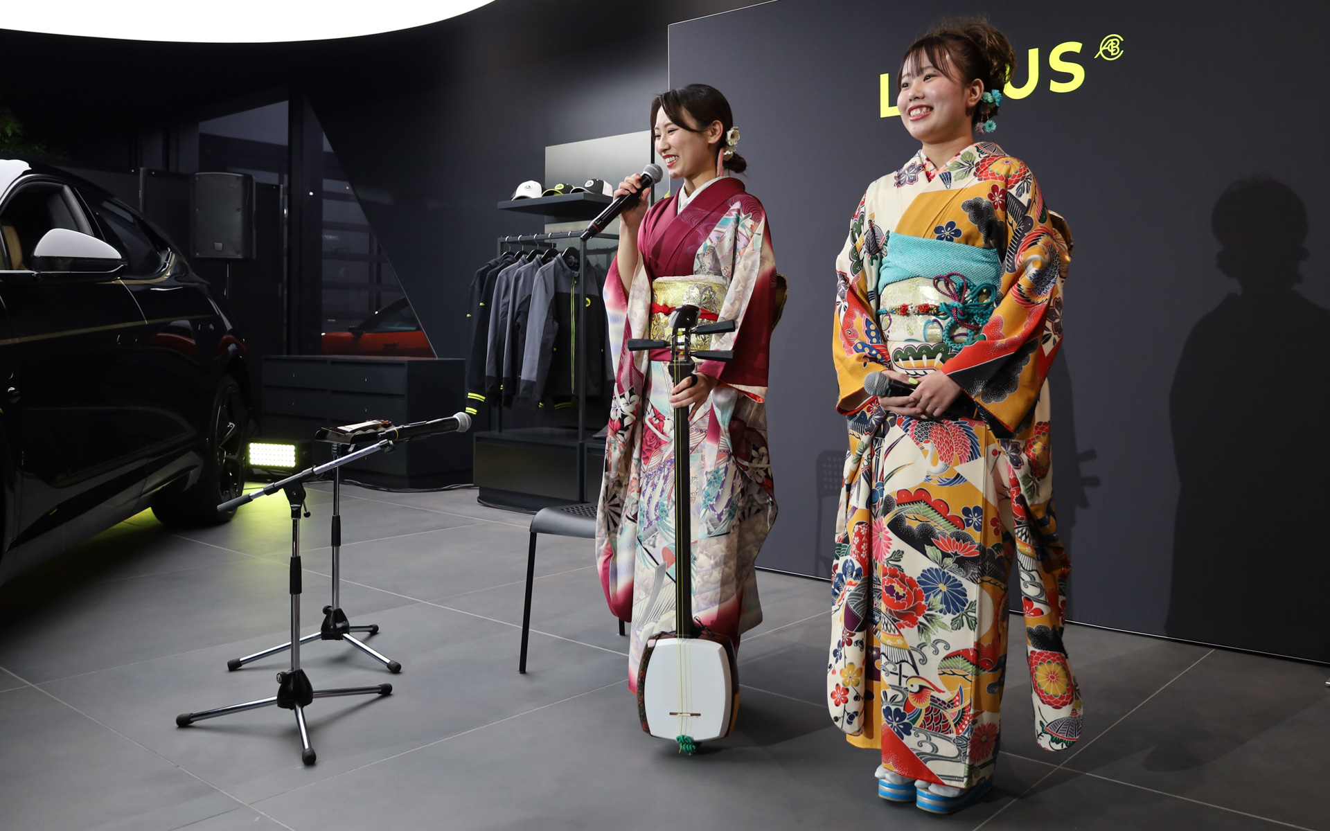 仙台市出身の三味線奏者の須貝由佳里さん（左）の演奏や仙台市で活動する荒瑞加さん（右）の民謡が披露された