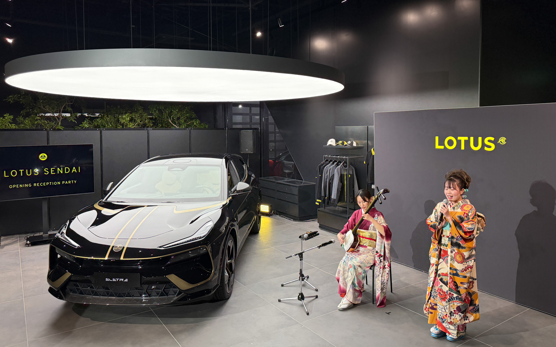 仙台市出身の三味線奏者の須貝由佳里さん（左）の演奏や仙台市で活動する荒瑞加さん（右）の民謡が披露された