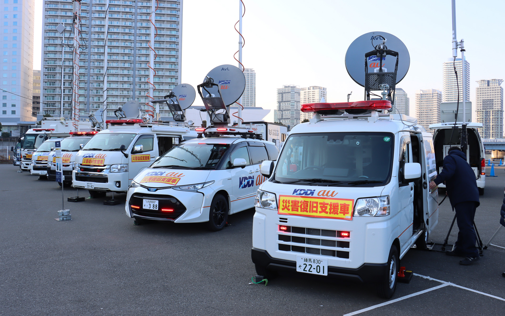 2025年の「KDDI災害対策訓練」で展示された歴代「車載型基地局」