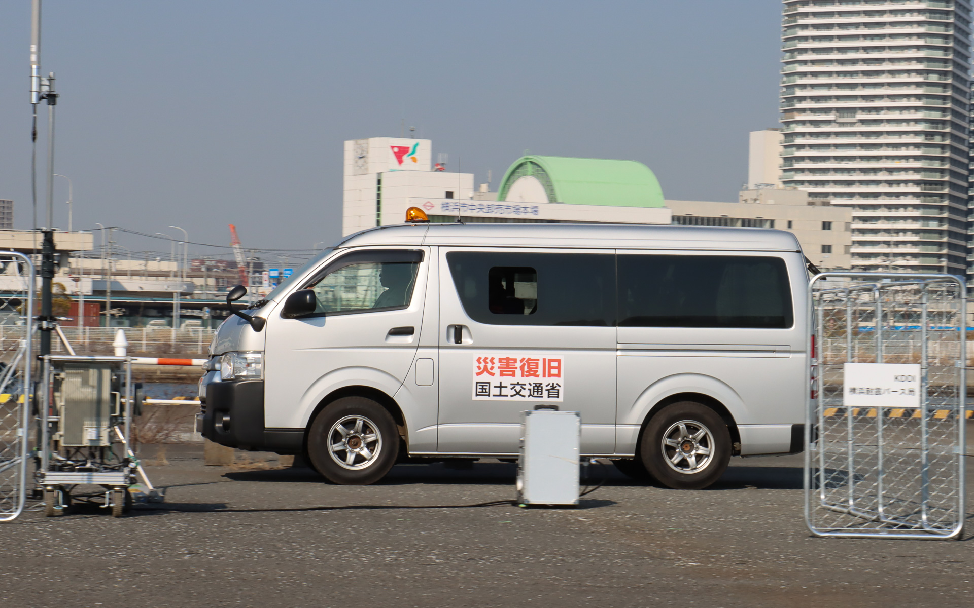 国土交通省 関東地方整備局の道路管理者が放置車両を見つけて作業開始