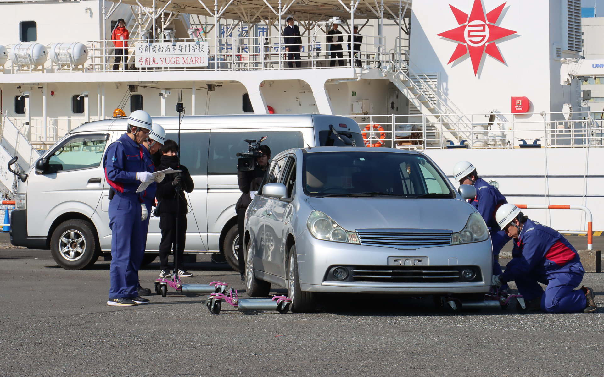 まずは周辺に車両撤去を呼びかけ、応答がないことを確認して作業開始