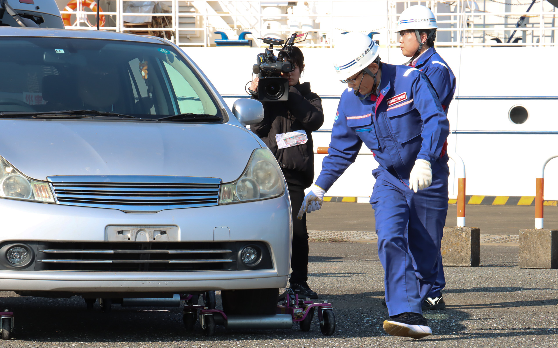 ジャッキアップ後は4輪のジャッキがしっかり固定されているか指さし確認