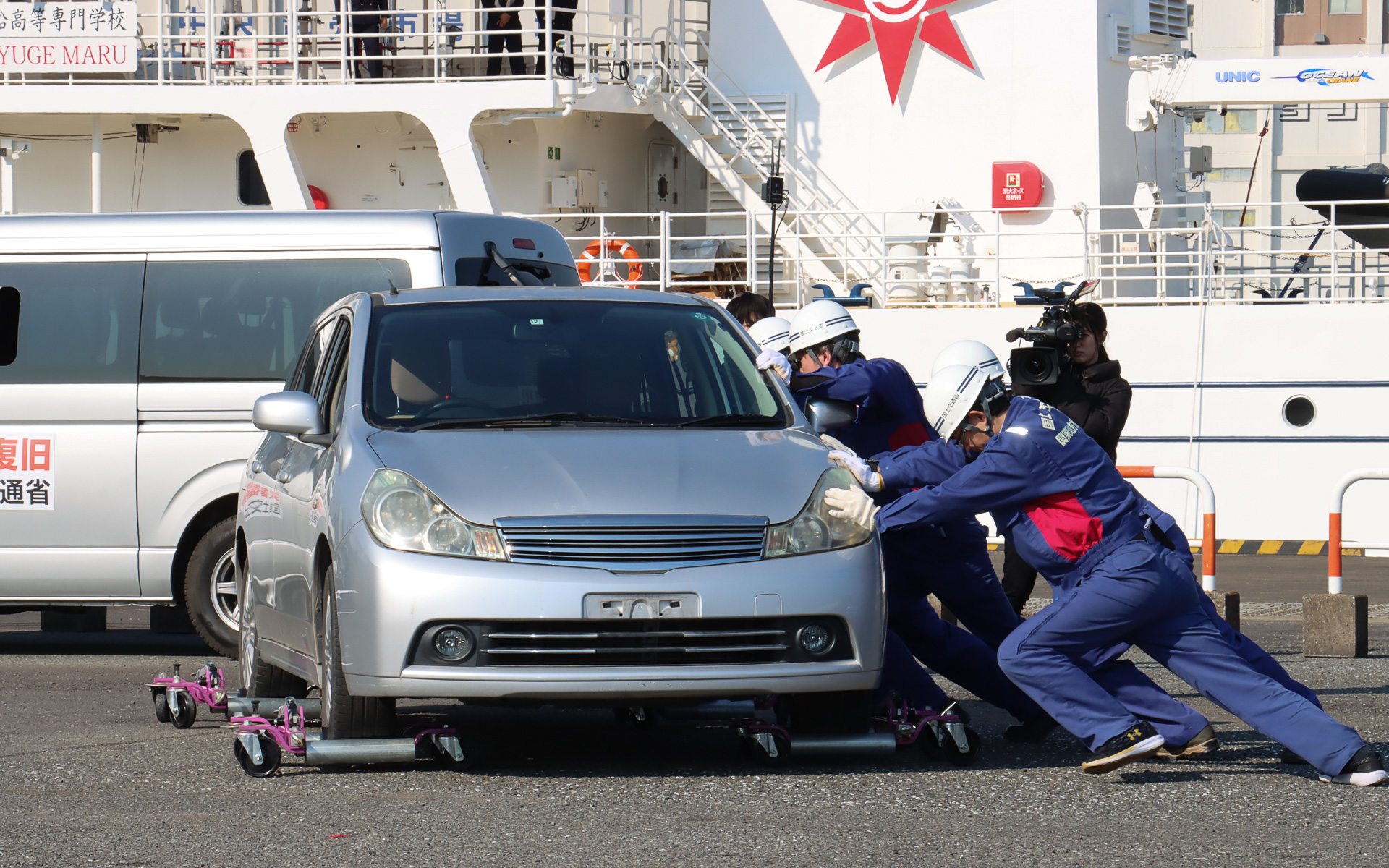ジャッキアップした車両を人力で移動。平地であれば動き出したあとはそれほど苦労せず動かせていた