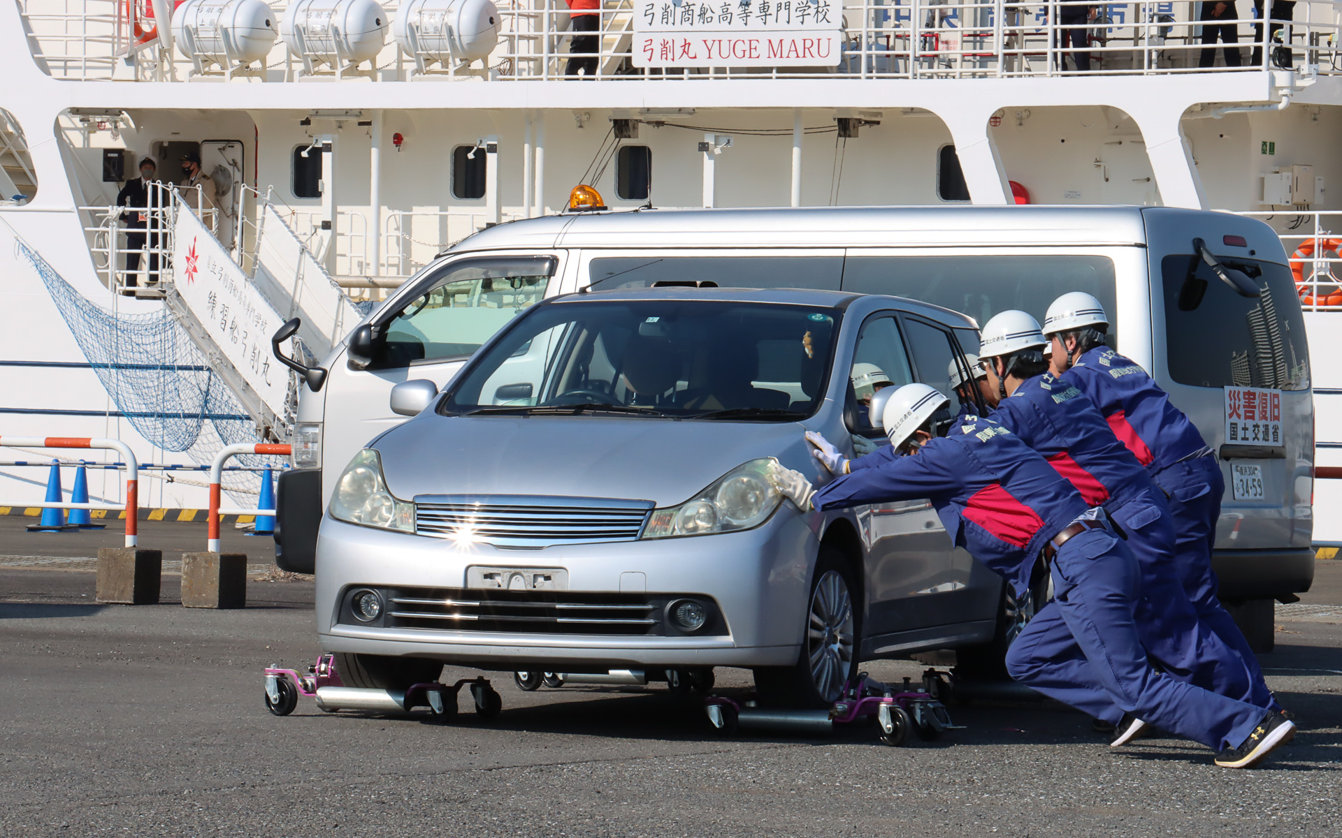 ジャッキアップした車両を人力で移動。平地であれば動き出したあとはそれほど苦労せず動かせていた
