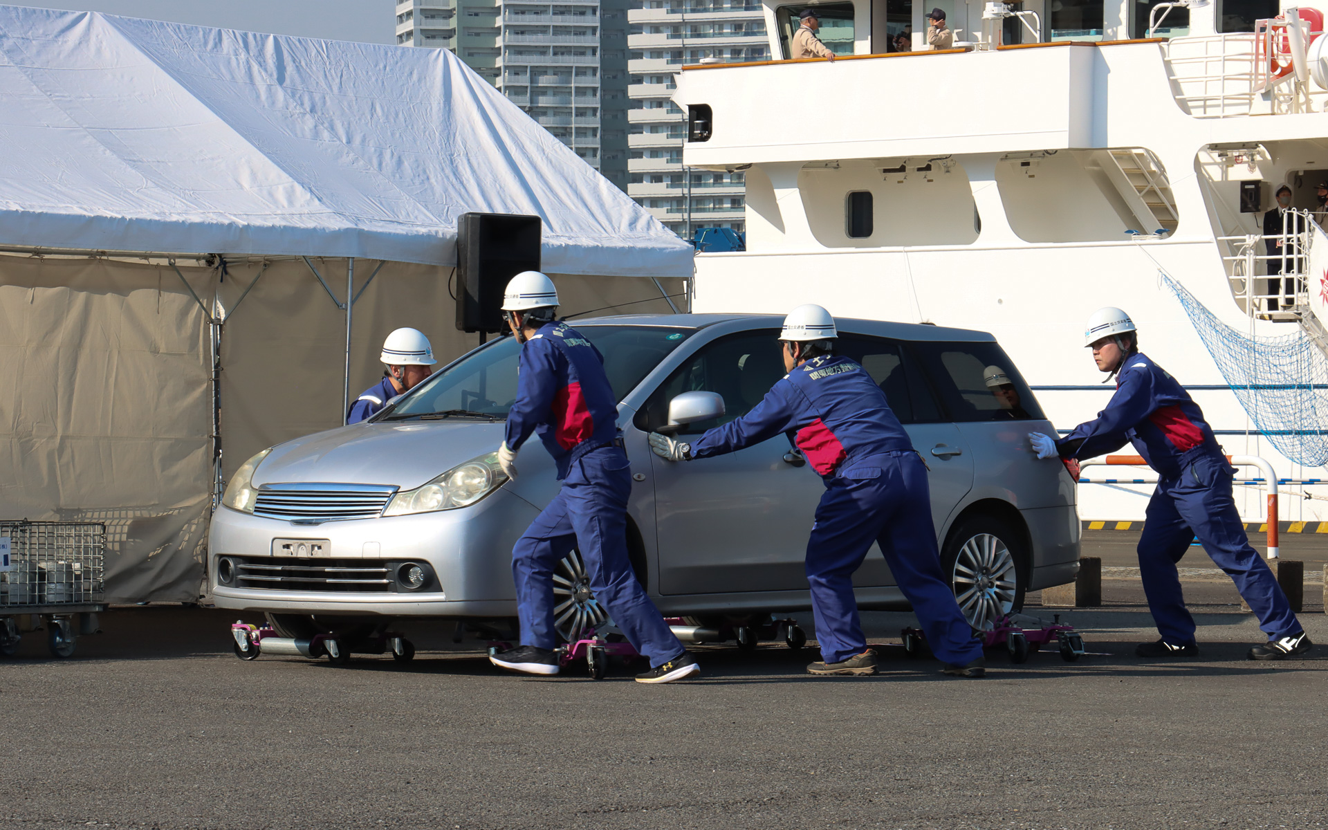 ジャッキアップした車両を人力で移動。平地であれば動き出したあとはそれほど苦労せず動かせていた