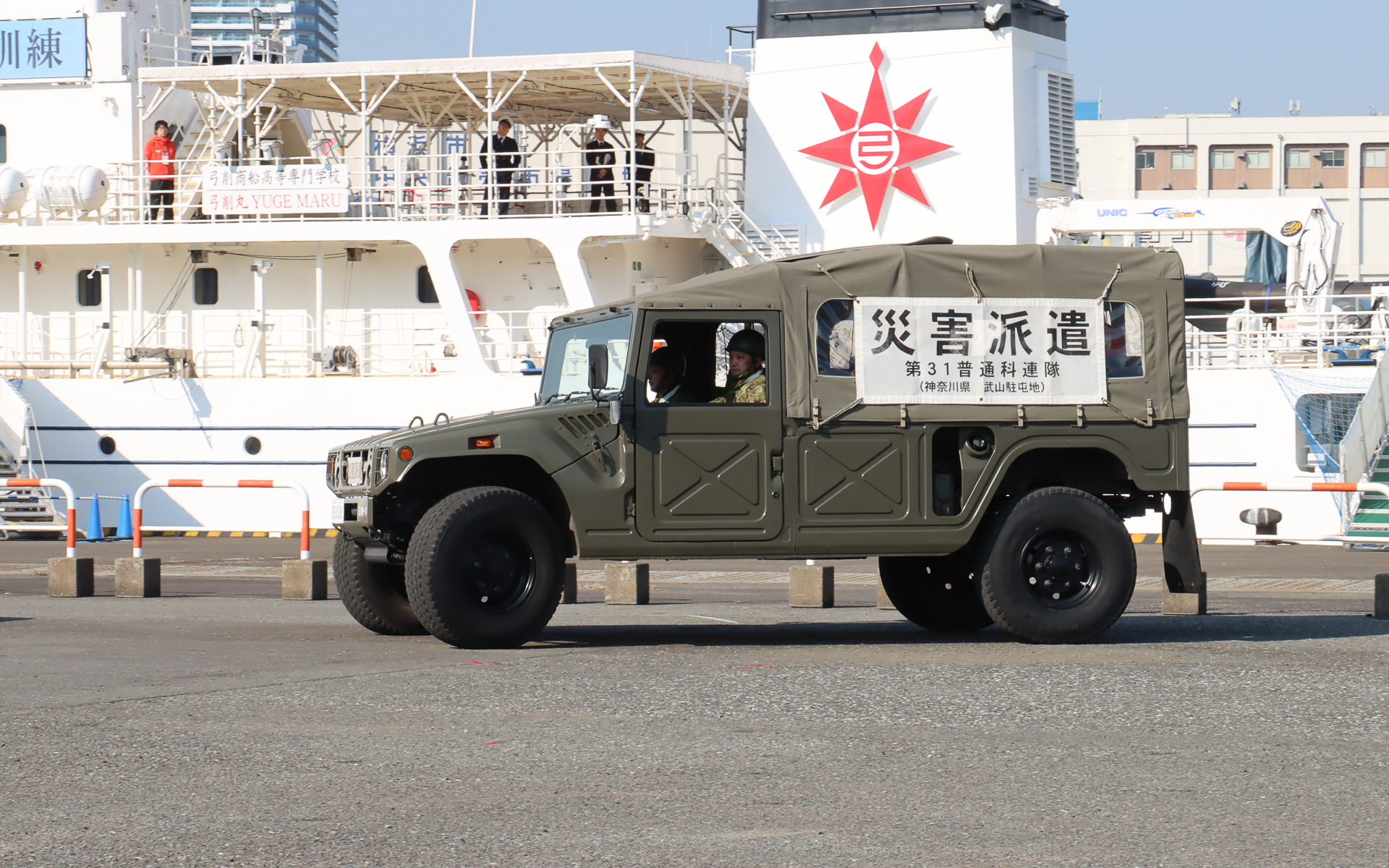 KDDIのスタッフを乗せた陸上自衛隊 東部方面隊の高機動車が走行。角材程度はものともせず乗り越えていく