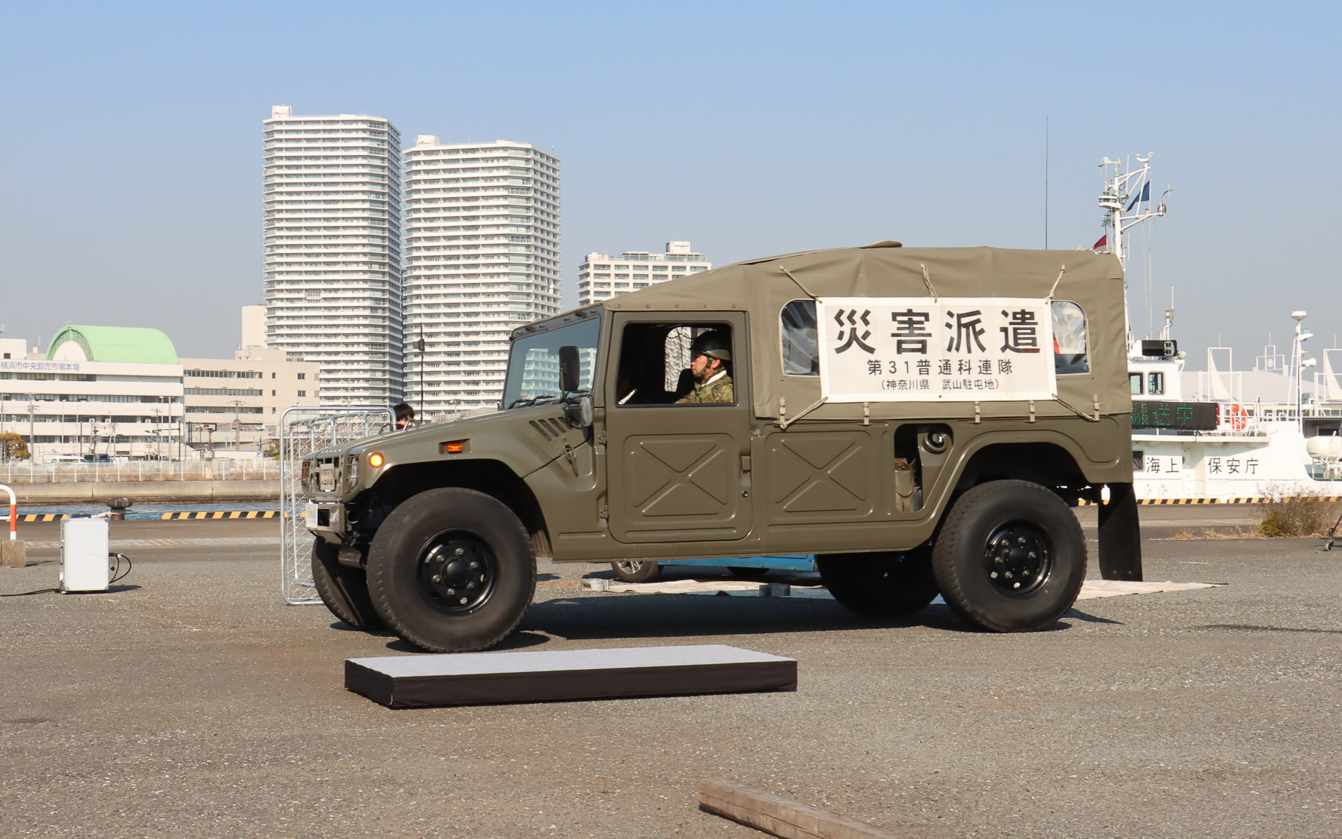 KDDIのスタッフを乗せた陸上自衛隊 東部方面隊の高機動車が走行。角材程度はものともせず乗り越えていく