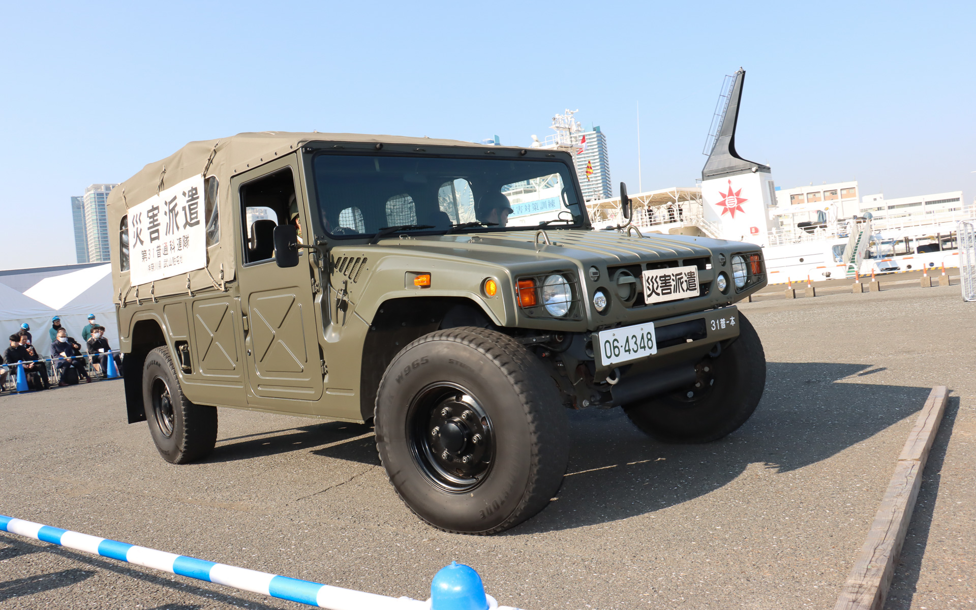 KDDIのスタッフを乗せた陸上自衛隊 東部方面隊の高機動車が走行。角材程度はものともせず乗り越えていく