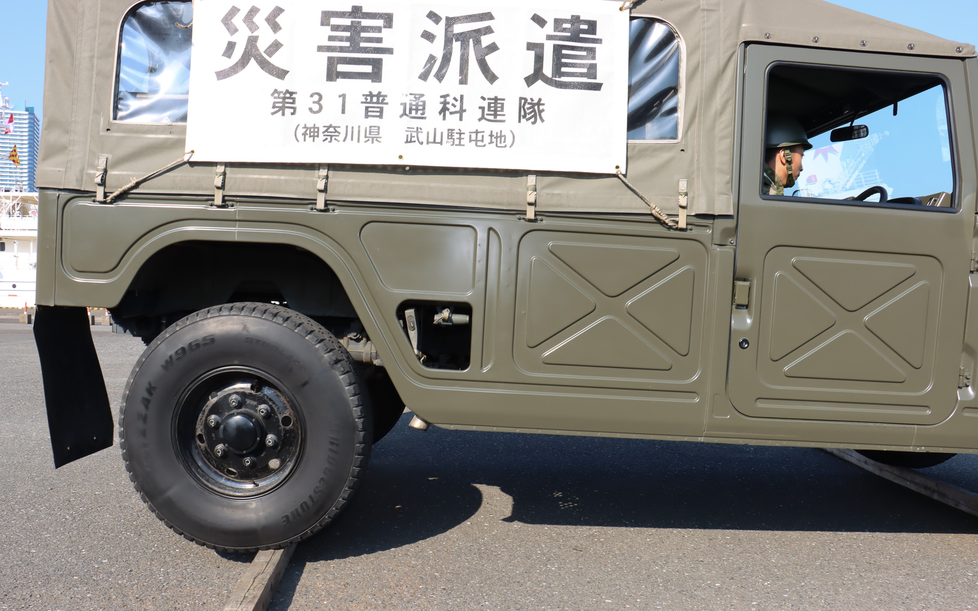 KDDIのスタッフを乗せた陸上自衛隊 東部方面隊の高機動車が走行。角材程度はものともせず乗り越えていく