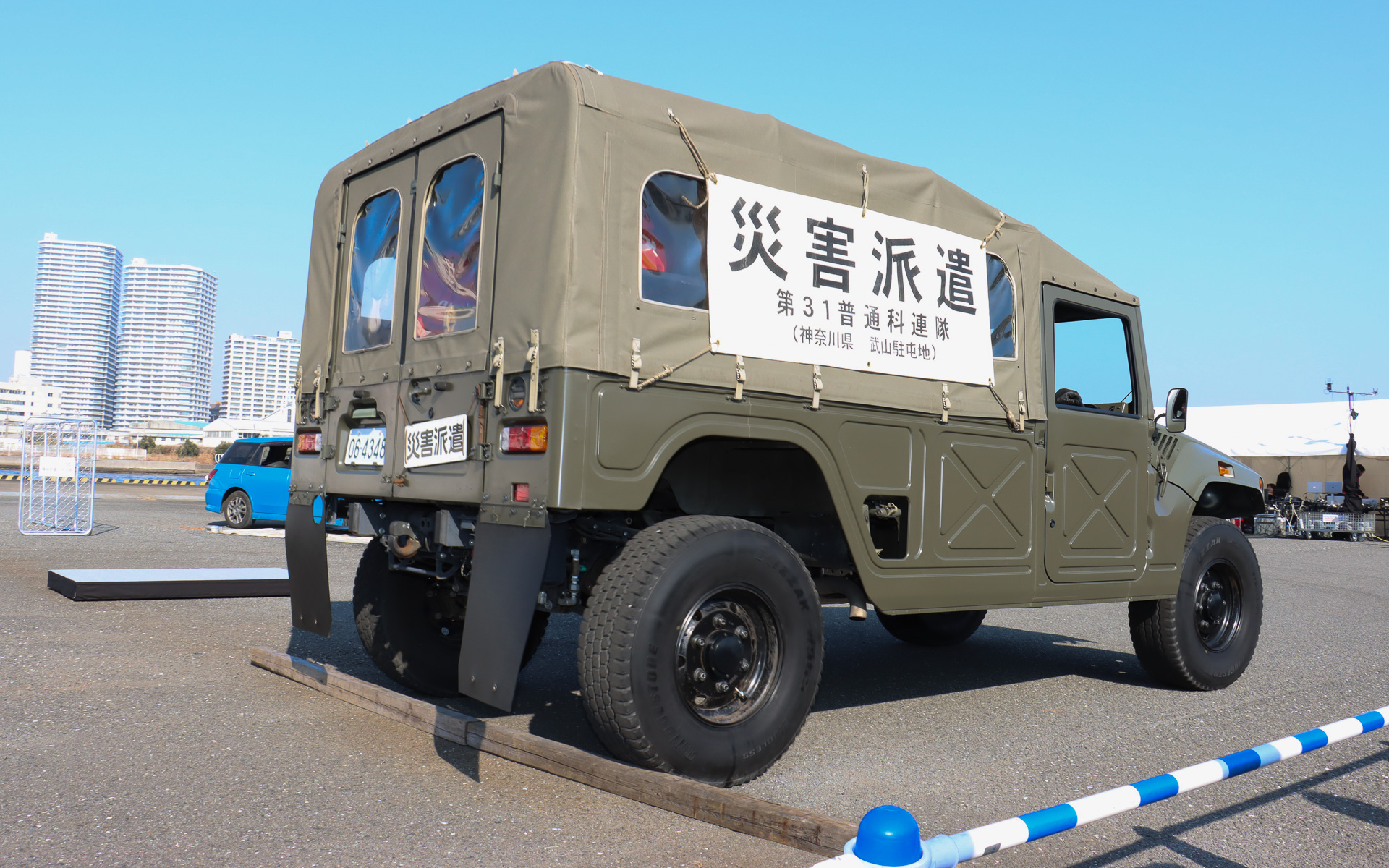 KDDIのスタッフを乗せた陸上自衛隊 東部方面隊の高機動車が走行。角材程度はものともせず乗り越えていく