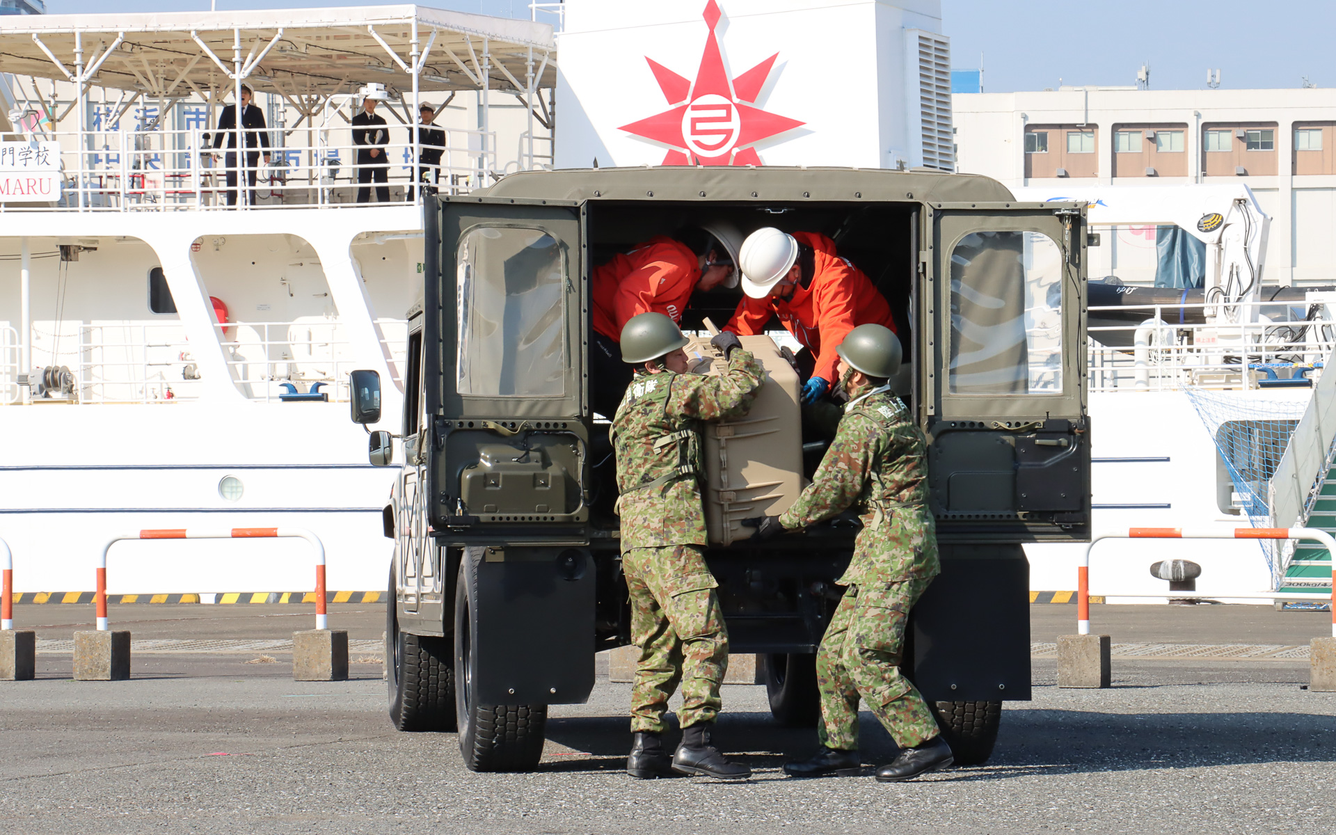 現地に到着して作業開始。軽量・コンパクトなStarlink（Wi-Fi）機材は装備一式をキャリングケースで持ち運べることも特徴