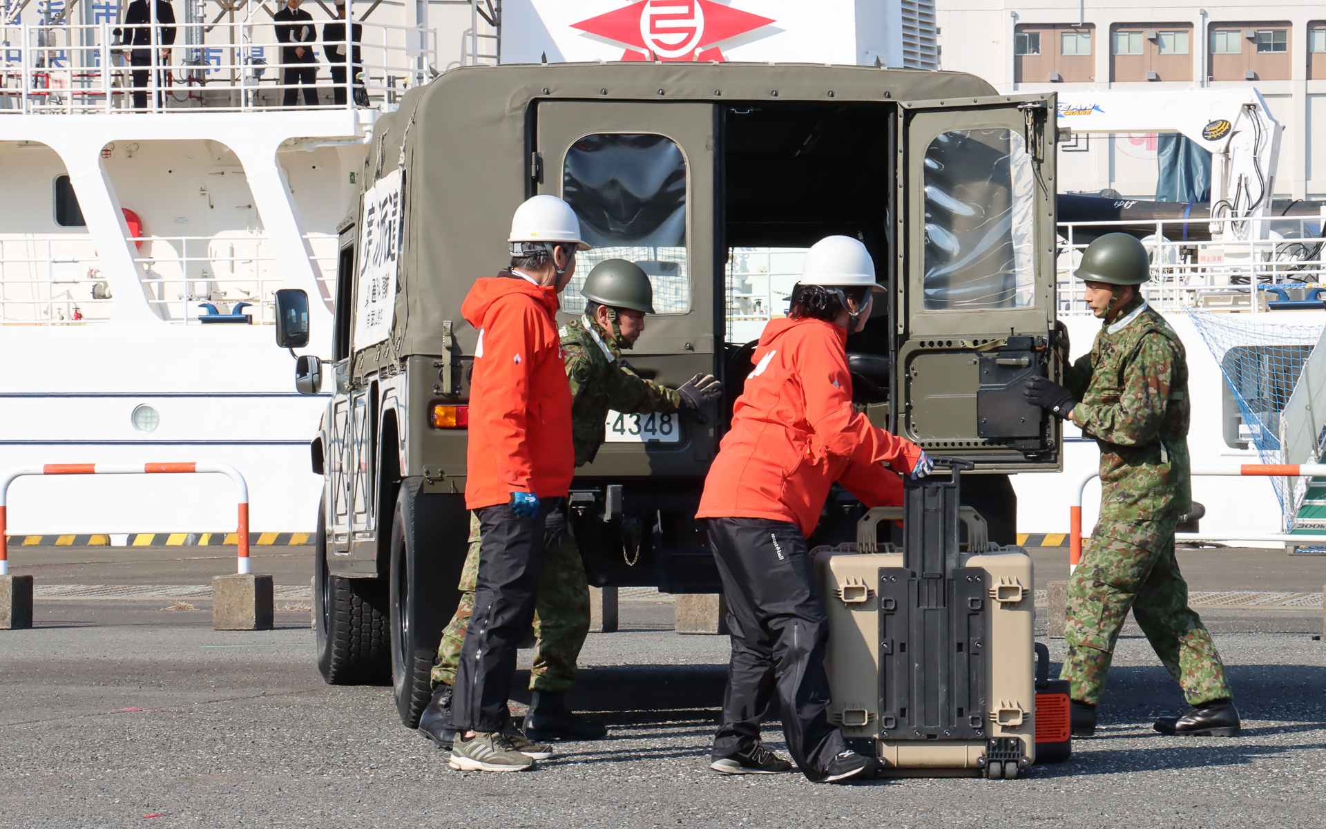 現地に到着して作業開始。軽量・コンパクトなStarlink（Wi-Fi）機材は装備一式をキャリングケースで持ち運べることも特徴