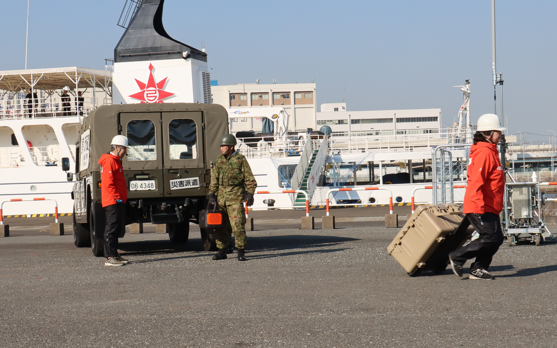 現地に到着して作業開始。軽量・コンパクトなStarlink（Wi-Fi）機材は装備一式をキャリングケースで持ち運べることも特徴