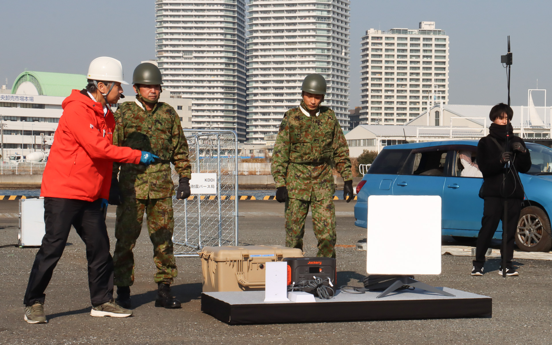 災害時の相互協力協定に基づき、自衛隊員とKDDIのスタッフがアンテナ展開、電源の確保を共同作業