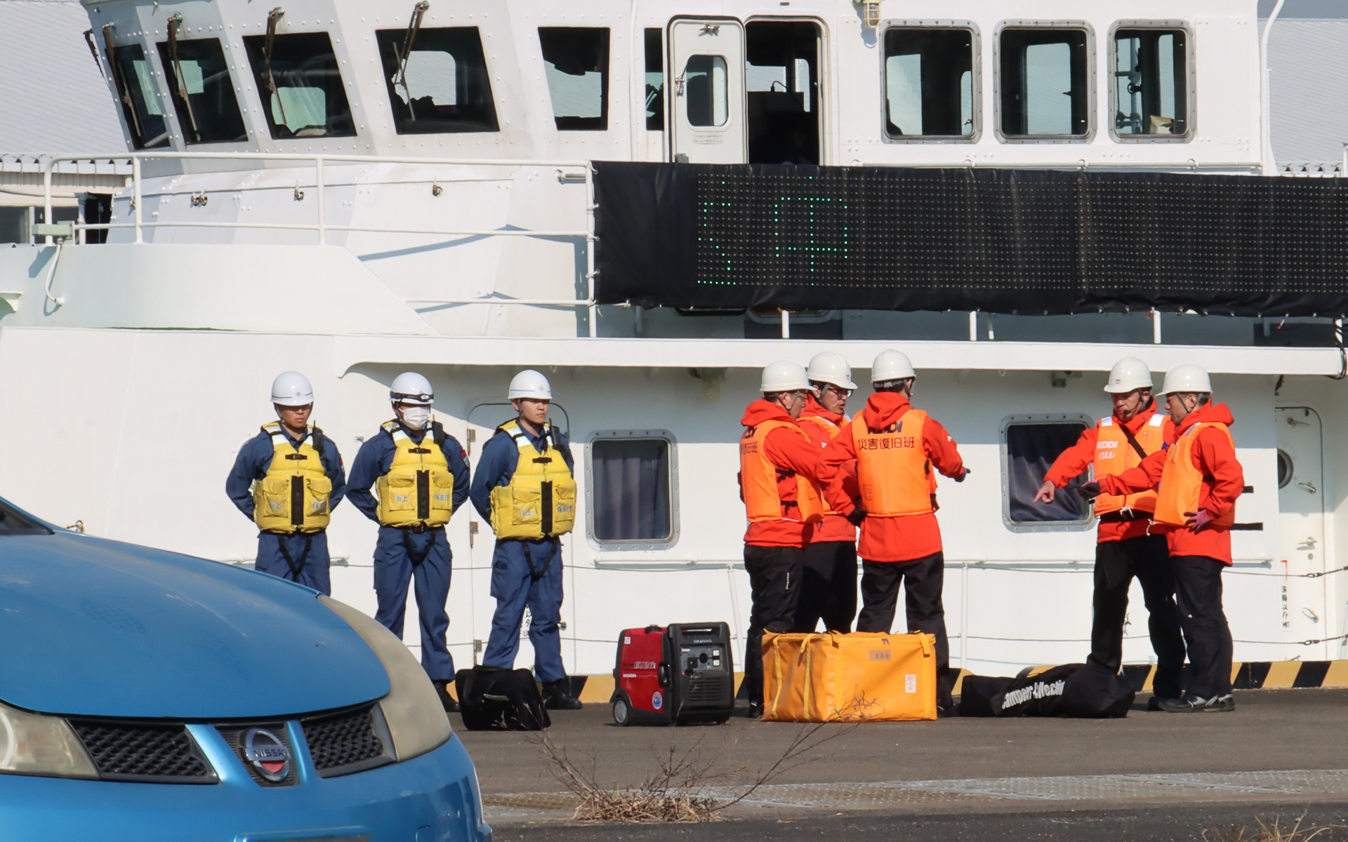 搬出機材と足もとの安全を指さし確認して、会場内に特設された「KDDI 横浜耐震バース局」まで移動。訓練では省略されたが、まずは基地局の外観や通信途絶の原因究明を行なう