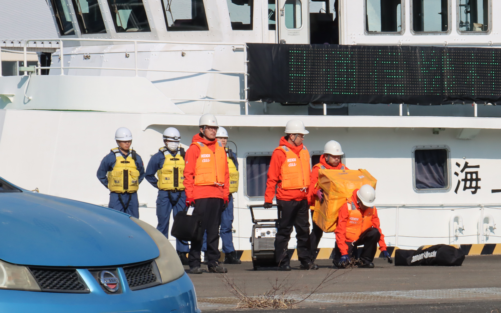 搬出機材と足もとの安全を指さし確認して、会場内に特設された「KDDI 横浜耐震バース局」まで移動。訓練では省略されたが、まずは基地局の外観や通信途絶の原因究明を行なう
