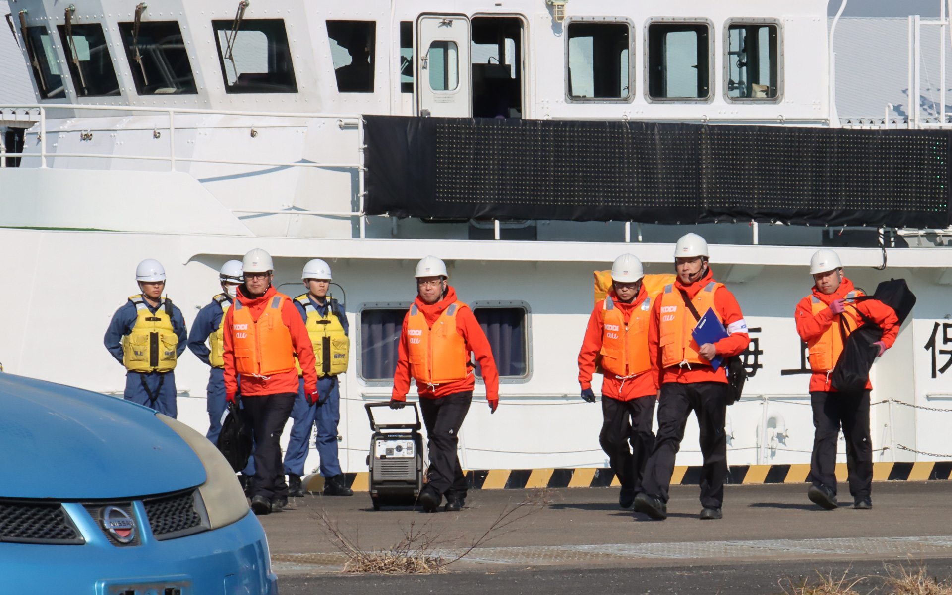 搬出機材と足もとの安全を指さし確認して、会場内に特設された「KDDI 横浜耐震バース局」まで移動。訓練では省略されたが、まずは基地局の外観や通信途絶の原因究明を行なう