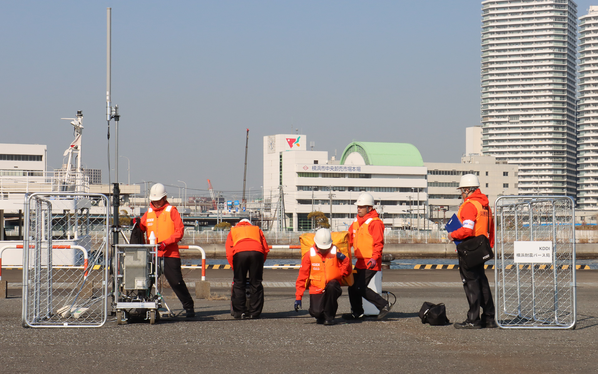 搬出機材と足もとの安全を指さし確認して、会場内に特設された「KDDI 横浜耐震バース局」まで移動。訓練では省略されたが、まずは基地局の外観や通信途絶の原因究明を行なう