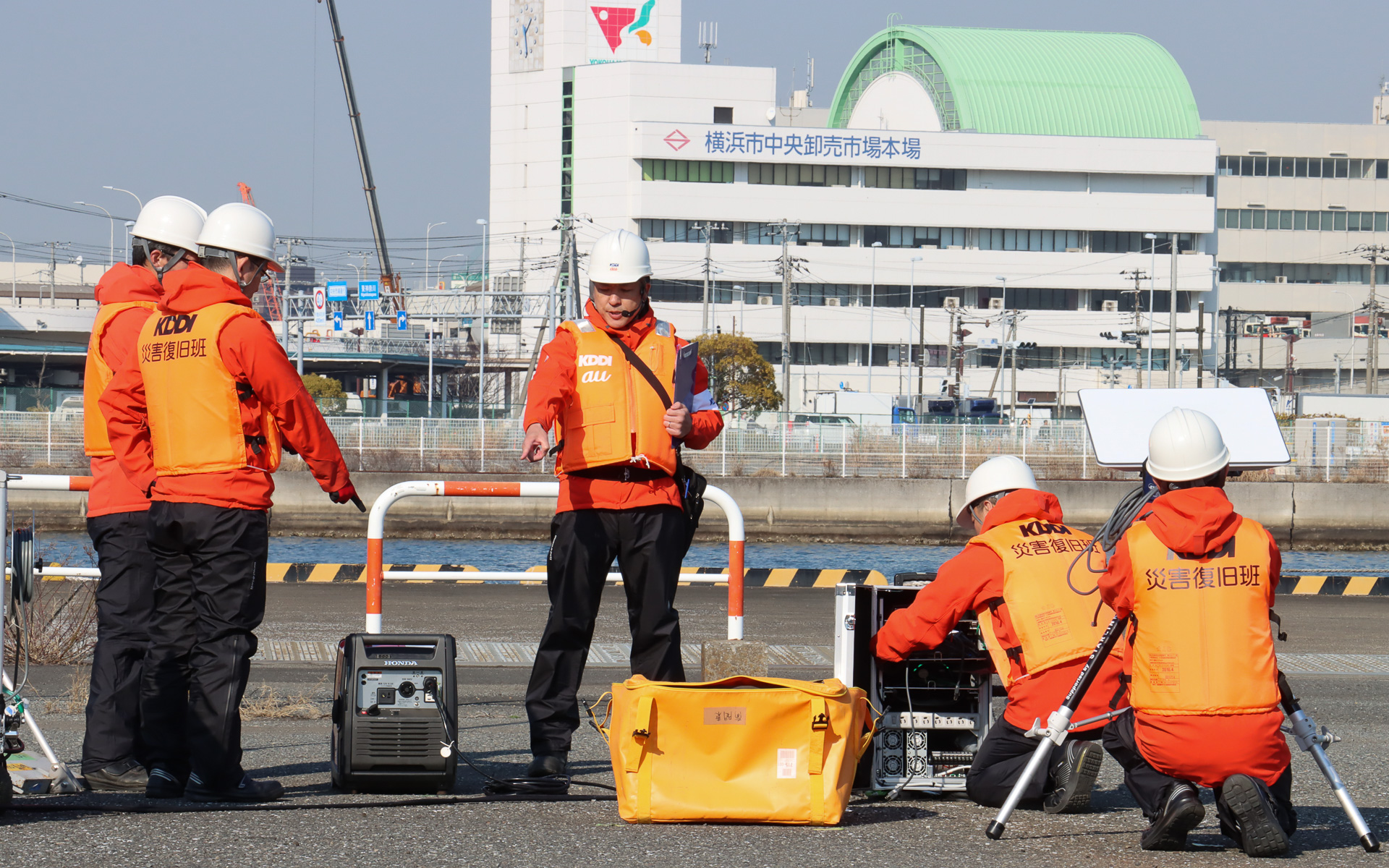 通信機材に電力を供給するポータブル発電機。本田技研工業の「EU26i」が使われていた