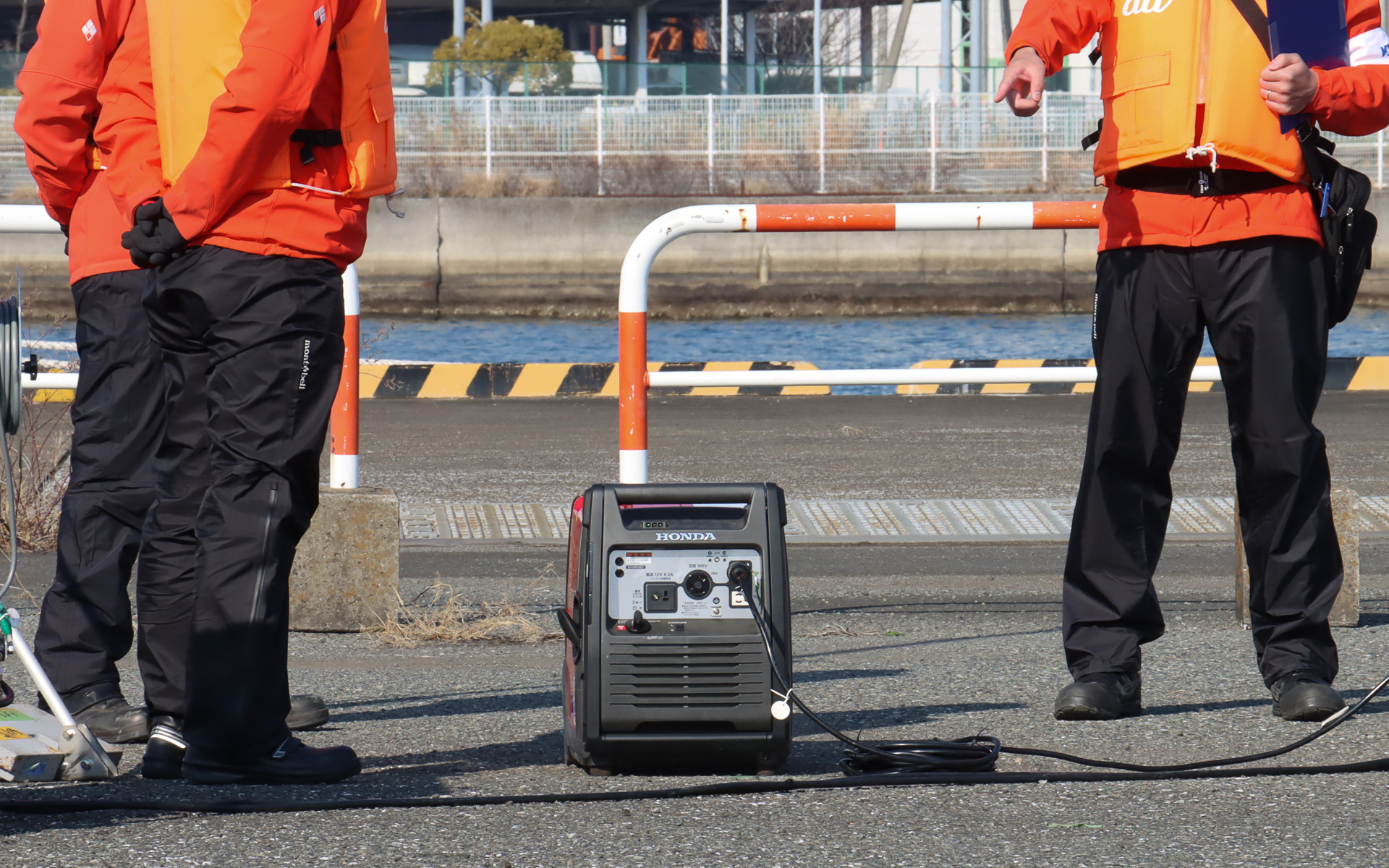 通信機材に電力を供給するポータブル発電機。本田技研工業の「EU26i」が使われていた