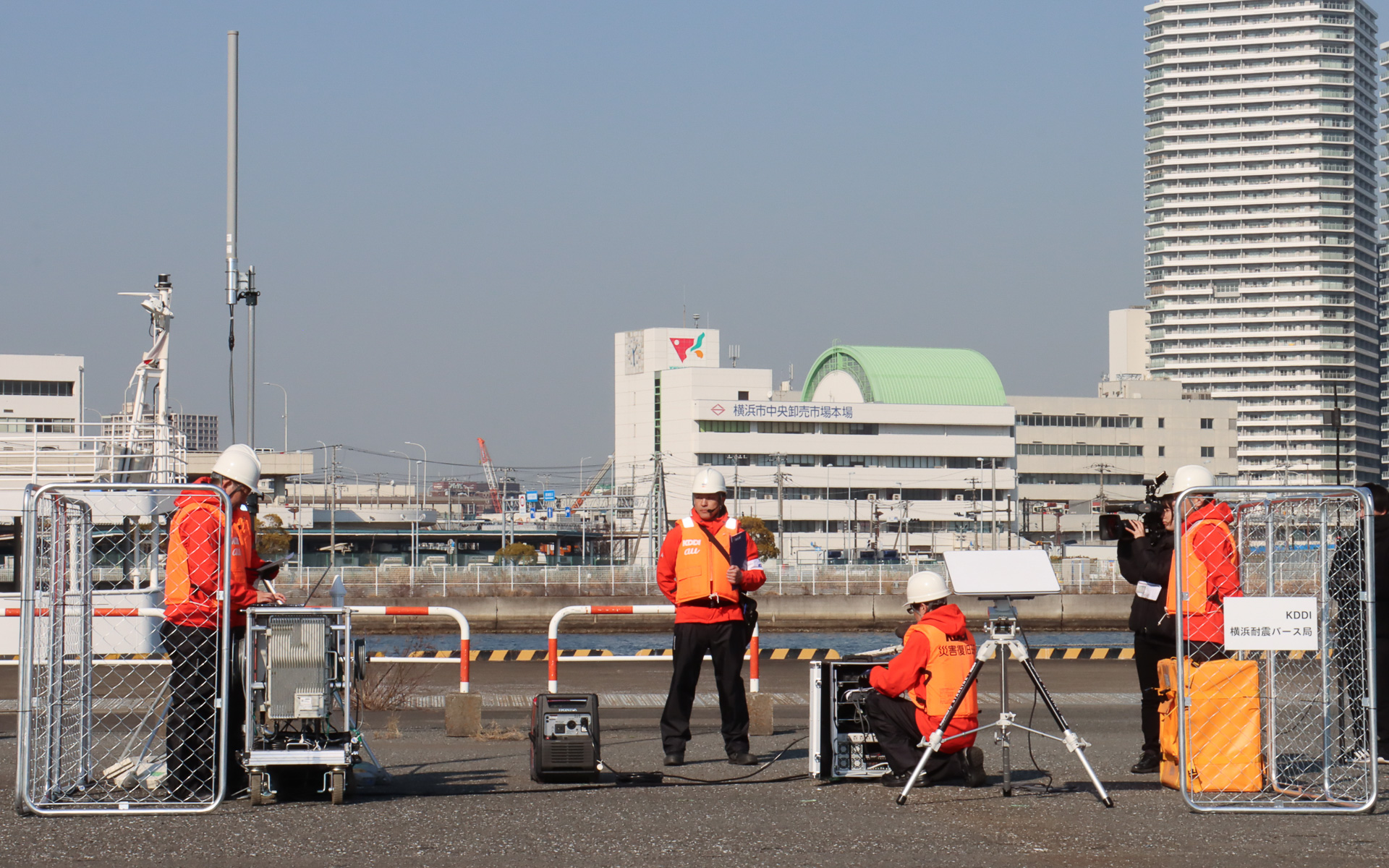 各機材をケーブル接続してノートPCで基地局に合わせた設定を実施。電波発射を依頼して通信サービスが利用可能になったことを確認して作業完了