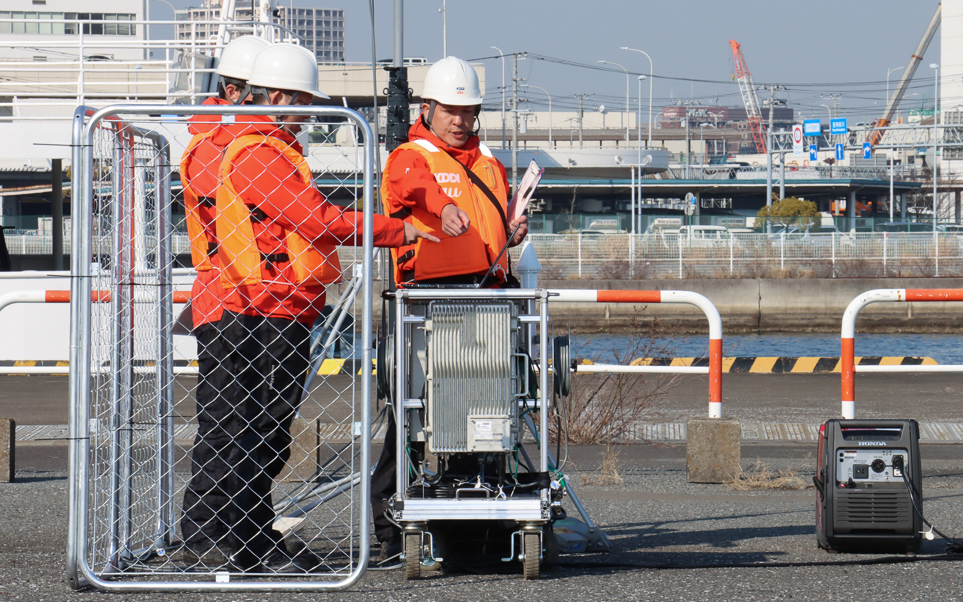 各機材をケーブル接続してノートPCで基地局に合わせた設定を実施。電波発射を依頼して通信サービスが利用可能になったことを確認して作業完了