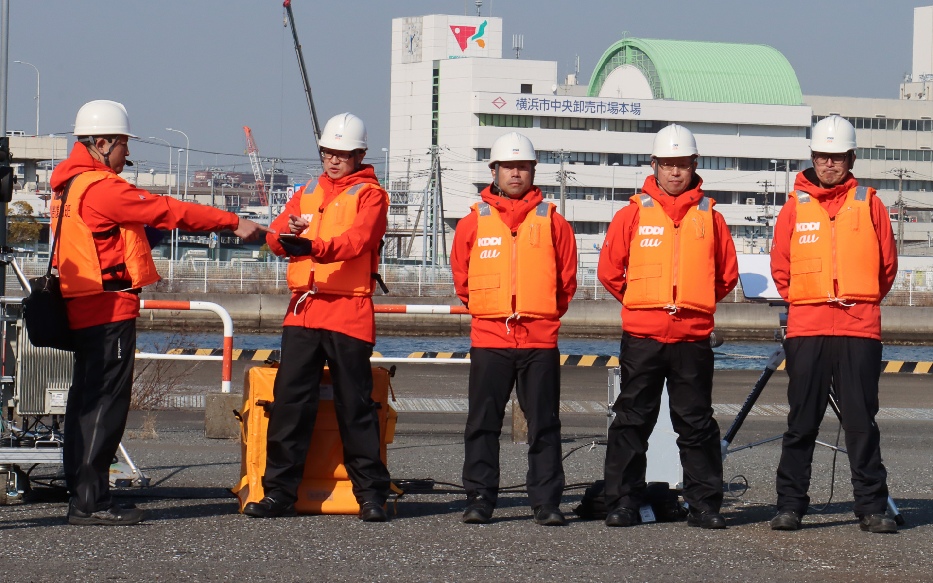 各機材をケーブル接続してノートPCで基地局に合わせた設定を実施。電波発射を依頼して通信サービスが利用可能になったことを確認して作業完了