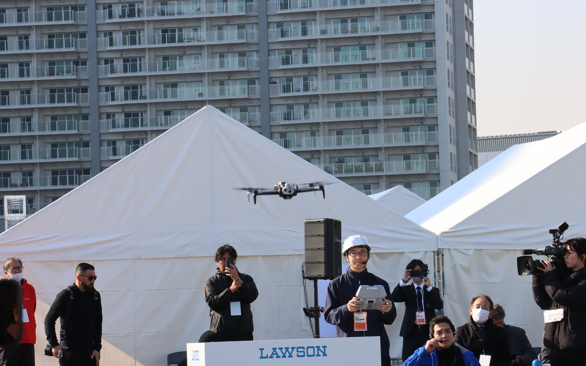 ローソン店舗のドローン拠点（イメージ）からSkydio X10が離陸。飛行は安定しており、騒音などもあまり気にならない印象。最高速は72km/h、最大飛行時間は40分となっている