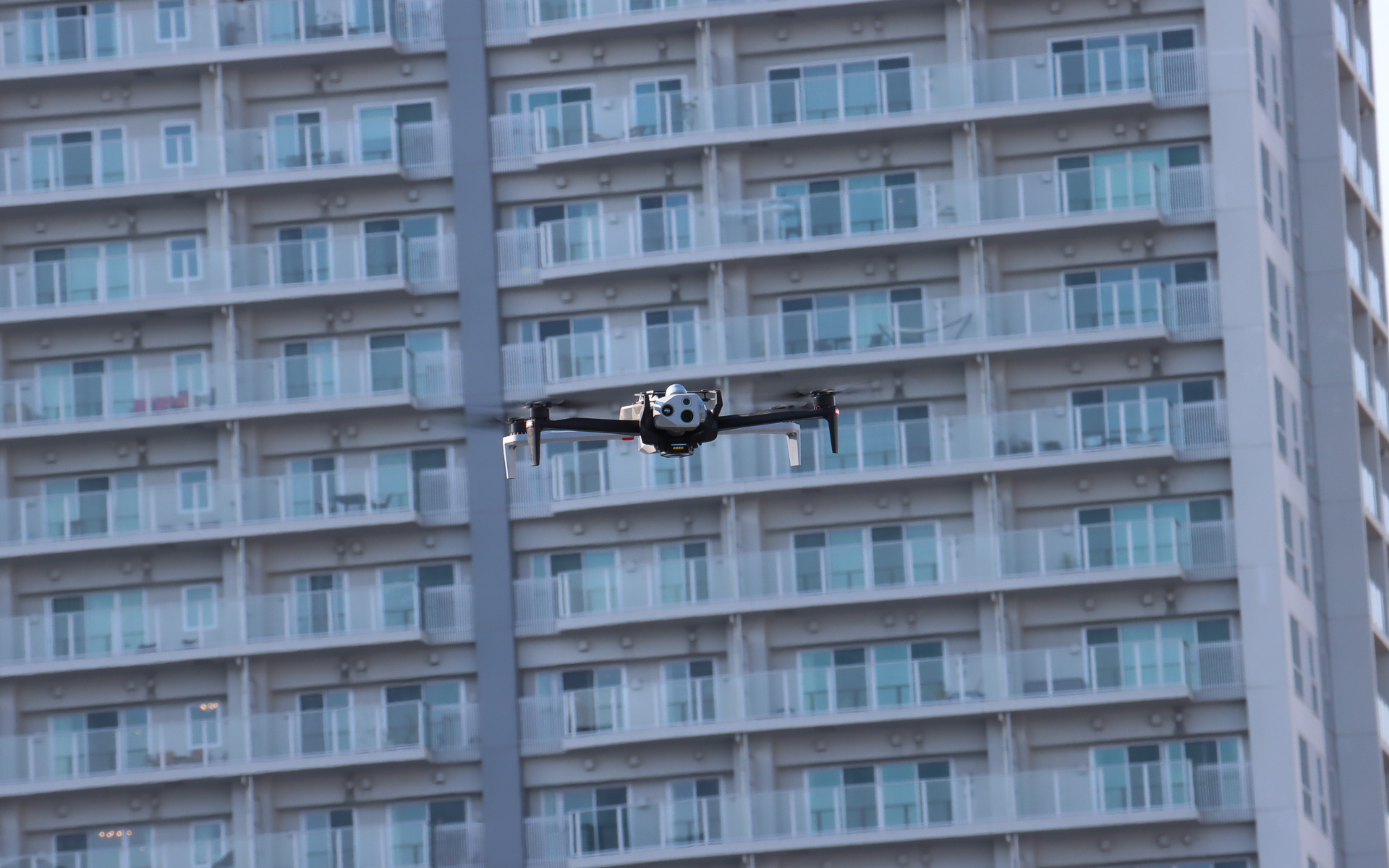 ローソン店舗のドローン拠点（イメージ）からSkydio X10が離陸。飛行は安定しており、騒音などもあまり気にならない印象。最高速は72km/h、最大飛行時間は40分となっている