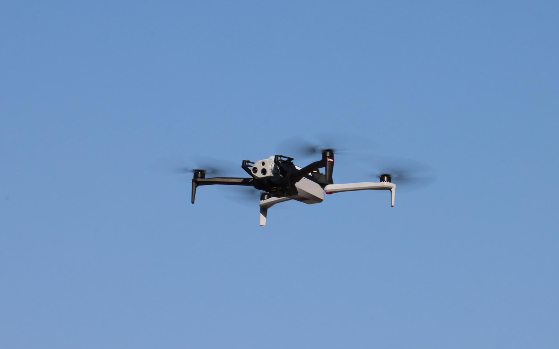 操縦用のフロントカメラは可視光カメラ、望遠カメラ、サーマルカメラの3種類で構成。災害時の要救助者発見などに加え、暗闇でも熱源分布を利用したモノクロ映像を撮影できるようになっている