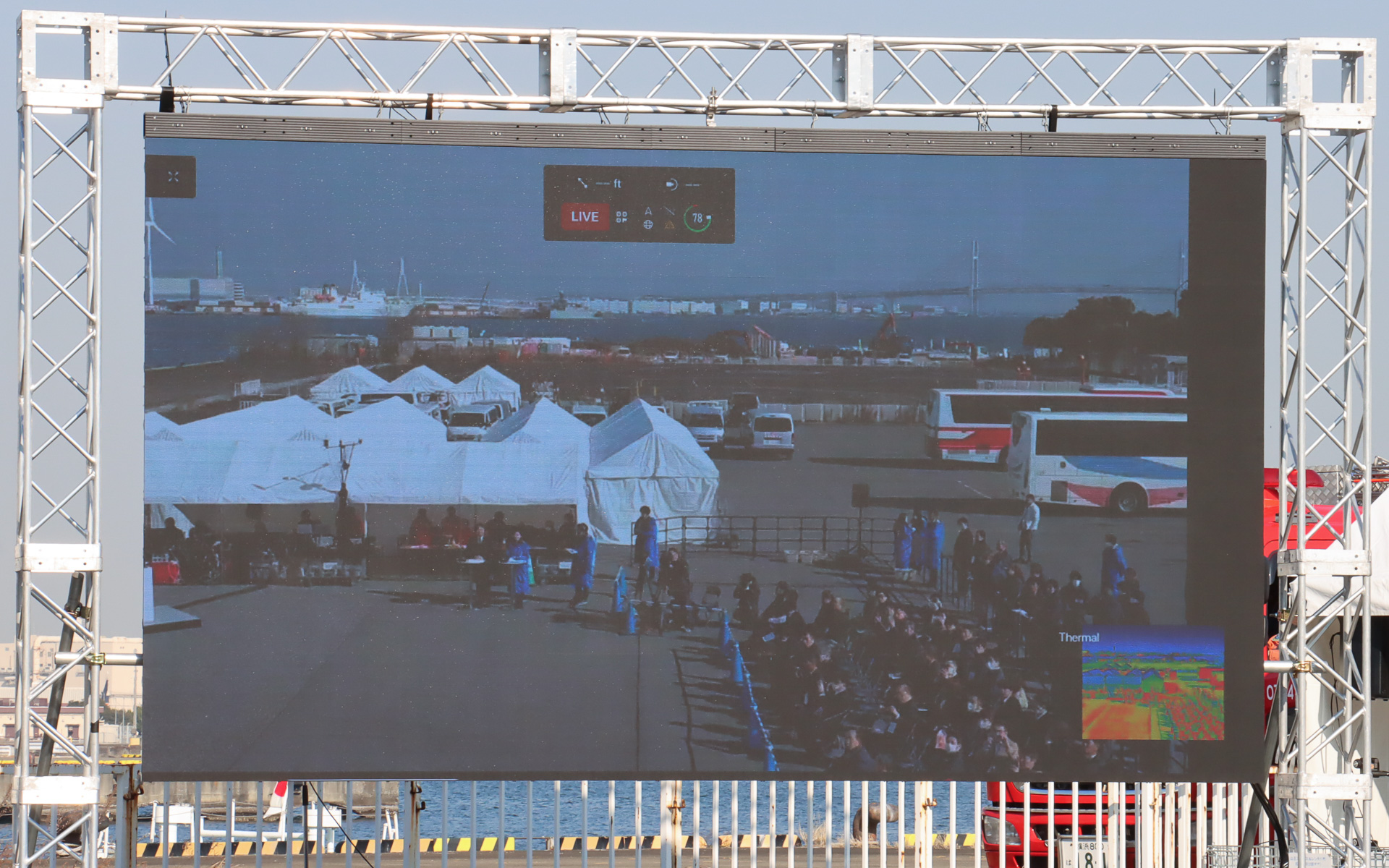 操縦用のフロントカメラは可視光カメラ、望遠カメラ、サーマルカメラの3種類で構成。災害時の要救助者発見などに加え、暗闇でも熱源分布を利用したモノクロ映像を撮影できるようになっている