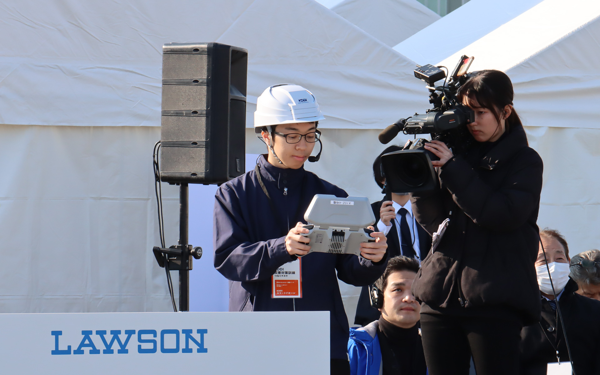 操縦用のフロントカメラは可視光カメラ、望遠カメラ、サーマルカメラの3種類で構成。災害時の要救助者発見などに加え、暗闇でも熱源分布を利用したモノクロ映像を撮影できるようになっている