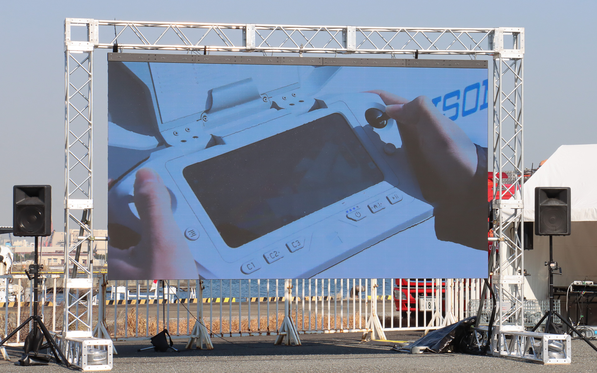 操縦用のフロントカメラは可視光カメラ、望遠カメラ、サーマルカメラの3種類で構成。災害時の要救助者発見などに加え、暗闇でも熱源分布を利用したモノクロ映像を撮影できるようになっている