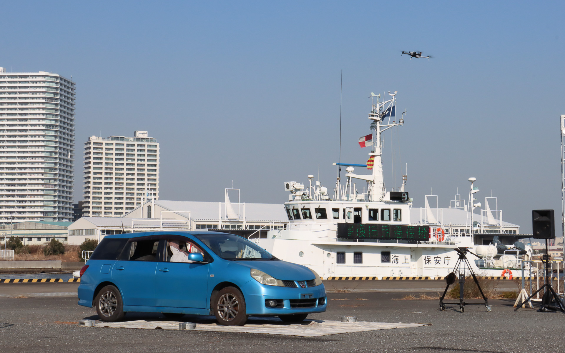 小まわりの効くドローンが車両周辺を飛びまわって状況を確認。サーマルカメラの画像でも要救助者がいることが確認されたため、自治体の災害対策本部に通報する