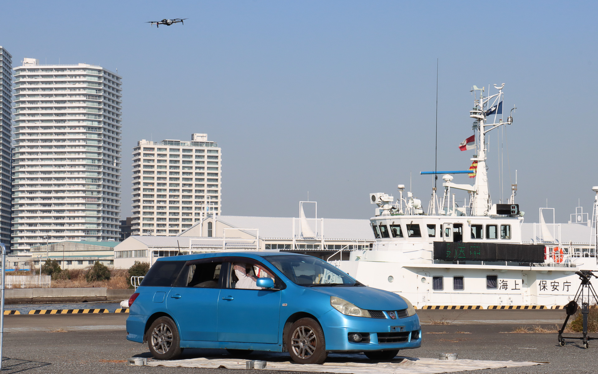 小まわりの効くドローンが車両周辺を飛びまわって状況を確認。サーマルカメラの画像でも要救助者がいることが確認されたため、自治体の災害対策本部に通報する