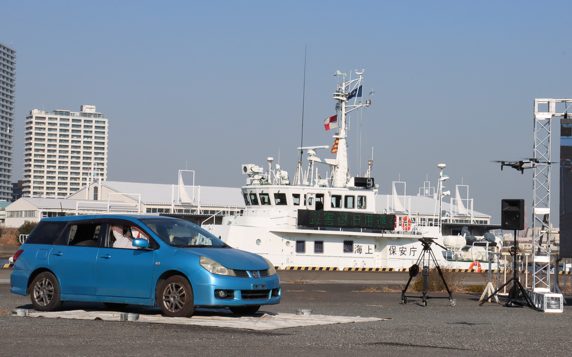小まわりの効くドローンが車両周辺を飛びまわって状況を確認。サーマルカメラの画像でも要救助者がいることが確認されたため、自治体の災害対策本部に通報する