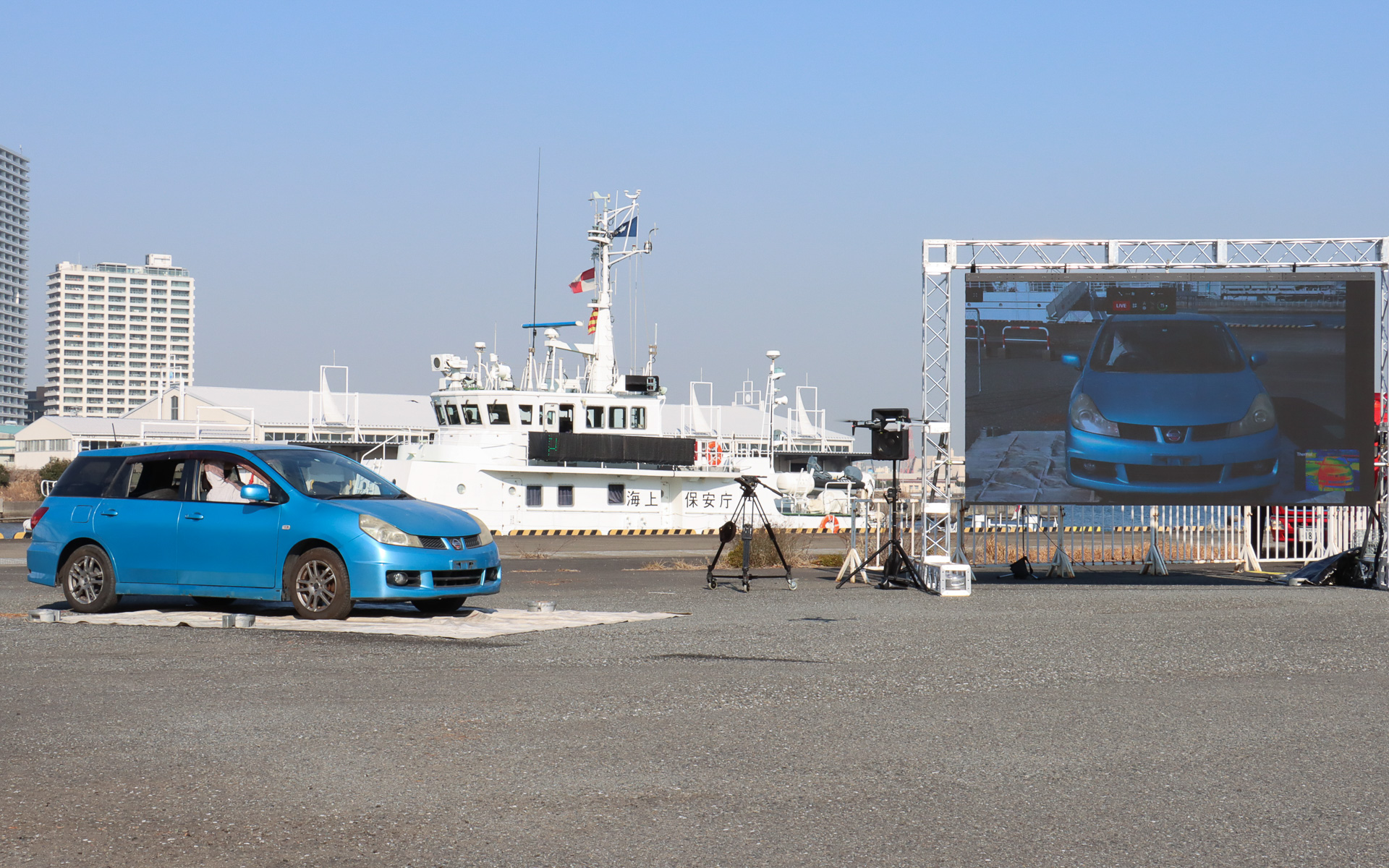 小まわりの効くドローンが車両周辺を飛びまわって状況を確認。サーマルカメラの画像でも要救助者がいることが確認されたため、自治体の災害対策本部に通報する