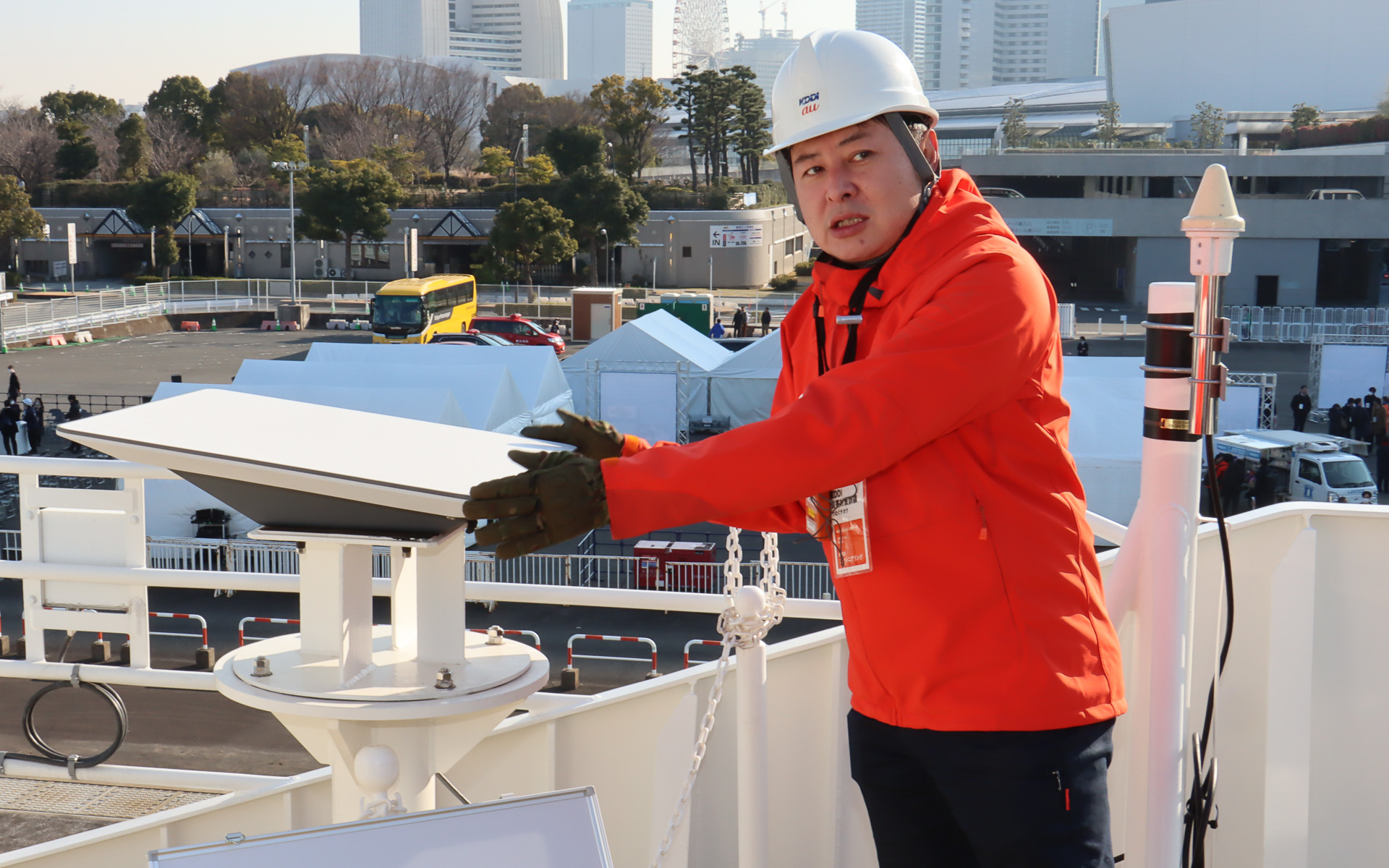 Starlinkアンテナは内部に衛星の自動追尾装置を備える