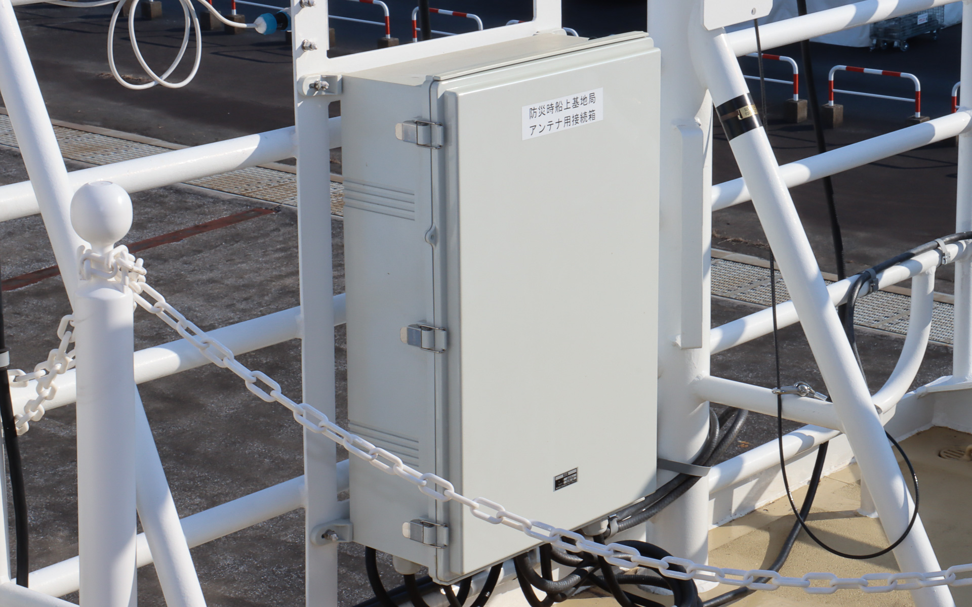 3種類のアンテナはアンテナ用接続箱の機器を介して船内に接続