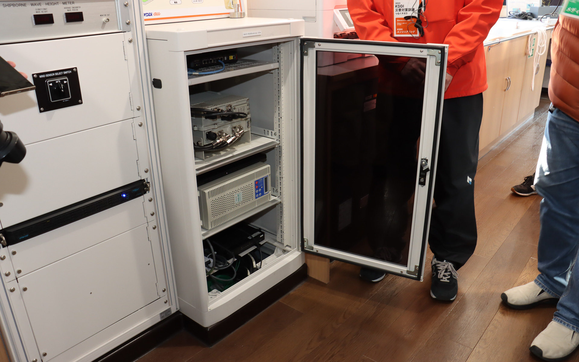 操舵室内に設置された電波を制御する無線機