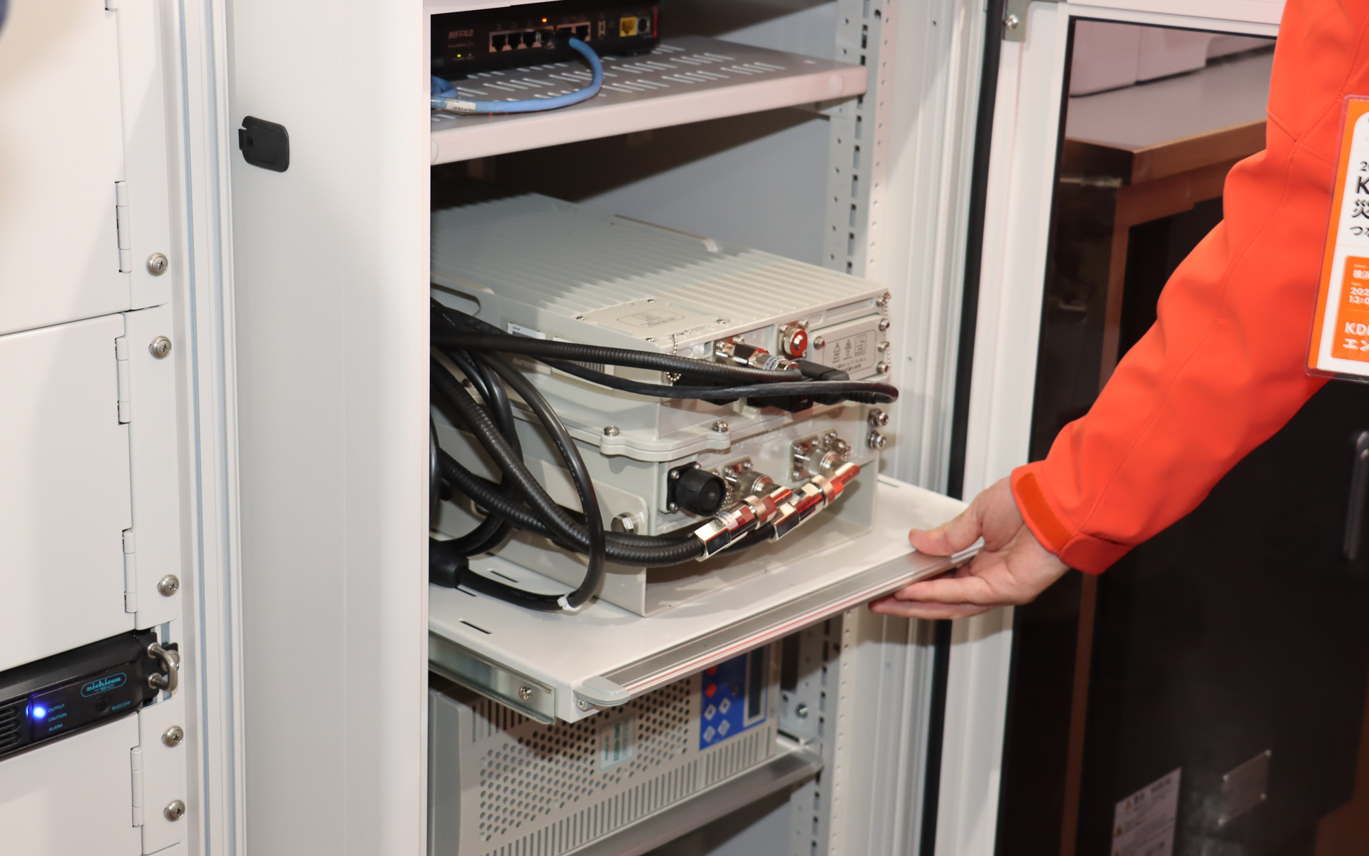 操舵室内に設置された電波を制御する無線機