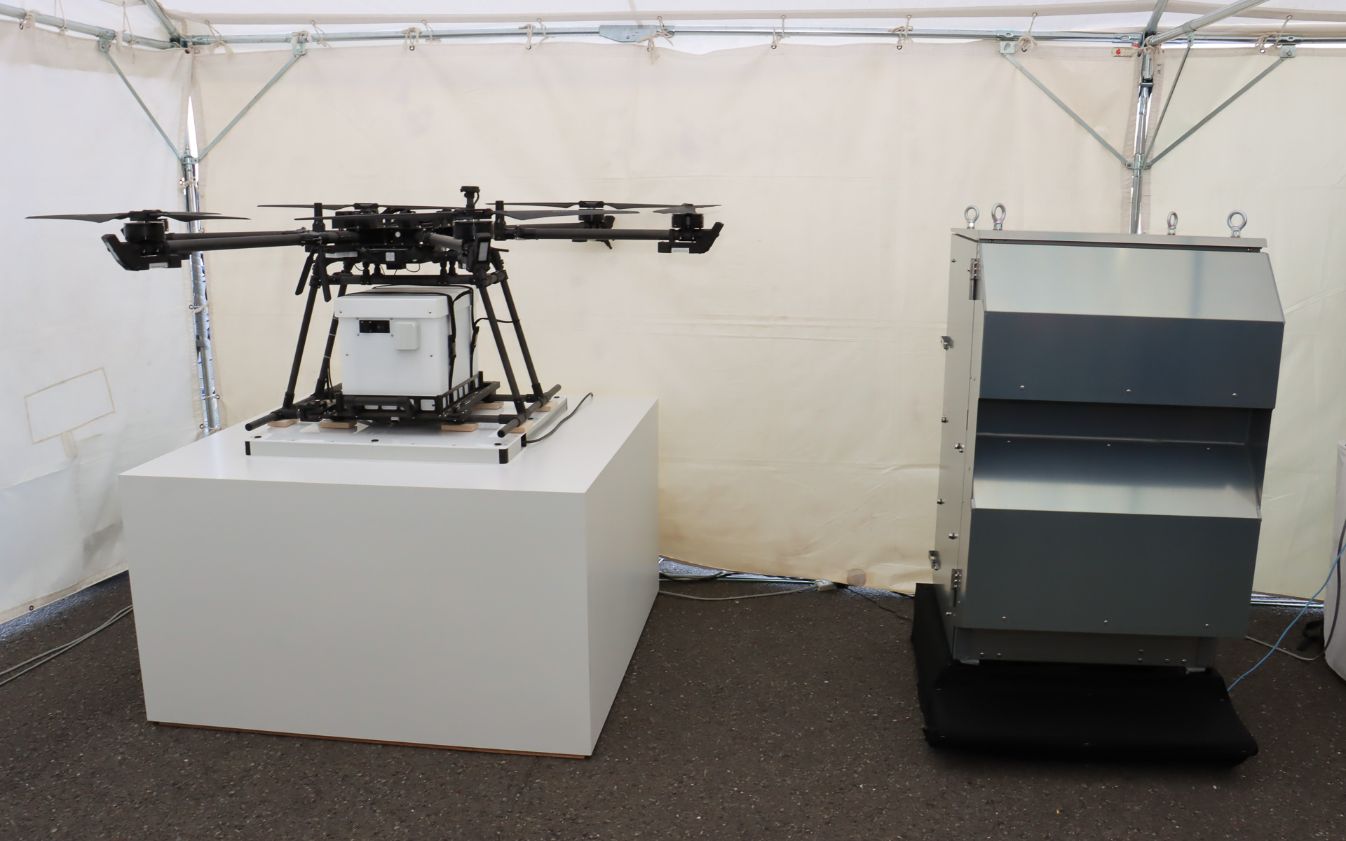 1月から和歌山県の通信基地局で実証実験をスタートさせた「OPS」（Open Power Station）を初公開