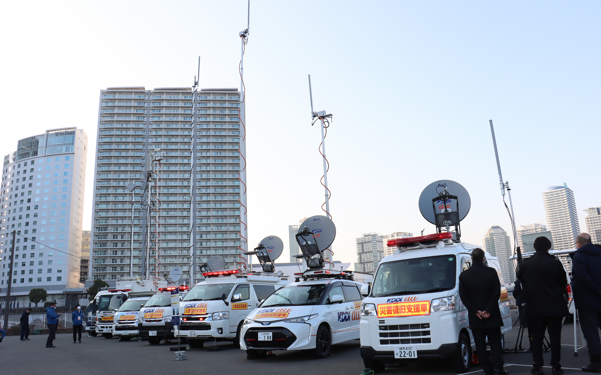 KDDIが被災地や大規模イベントなどの会場で運用する移動基地局の歴代車両。基本的には左から右に向けて世代が新しくなっており、技術の進歩によってより小さな車両でも移動基地局として運用できるようになっている