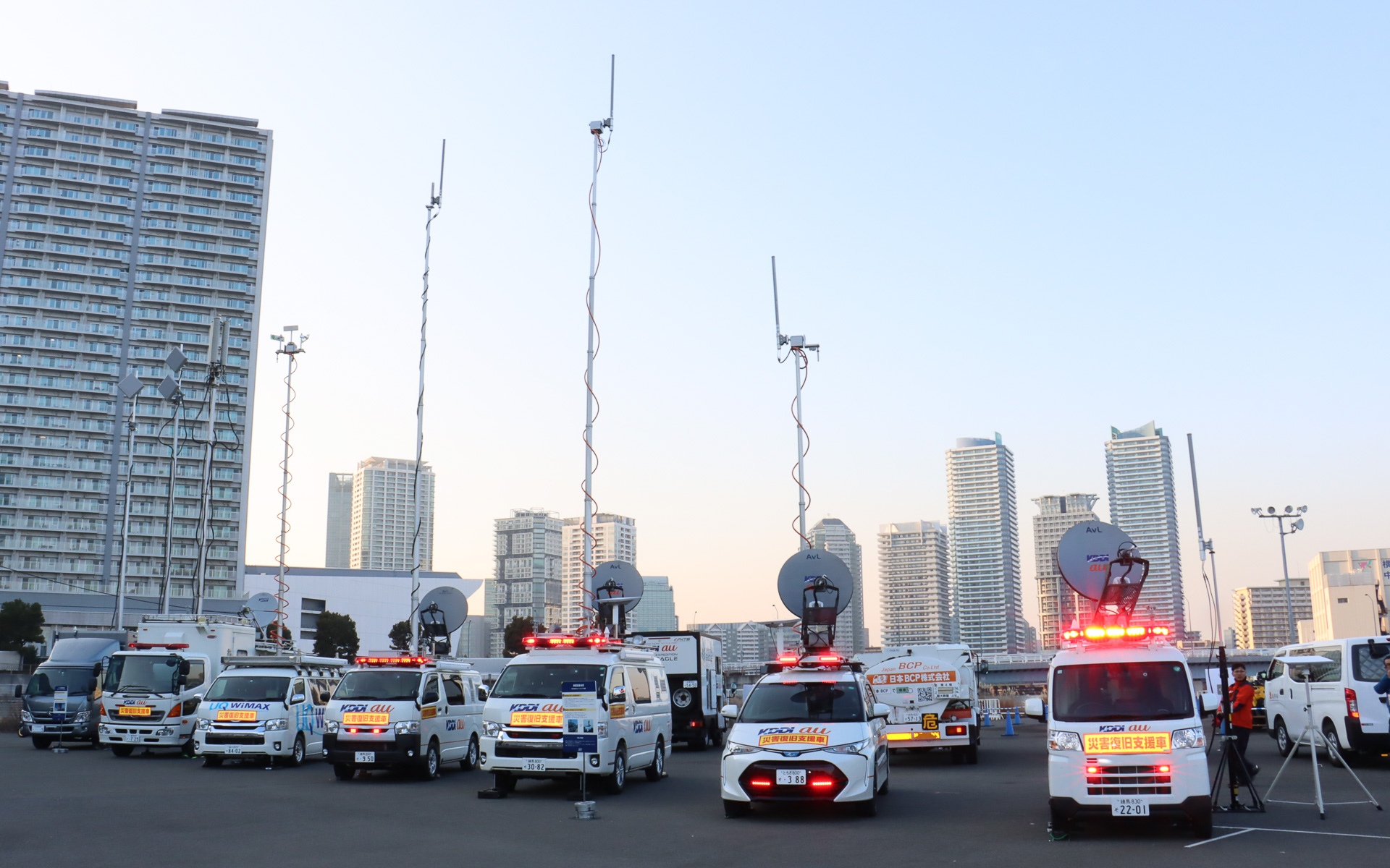 KDDIが被災地や大規模イベントなどの会場で運用する移動基地局の歴代車両。基本的には左から右に向けて世代が新しくなっており、技術の進歩によってより小さな車両でも移動基地局として運用できるようになっている