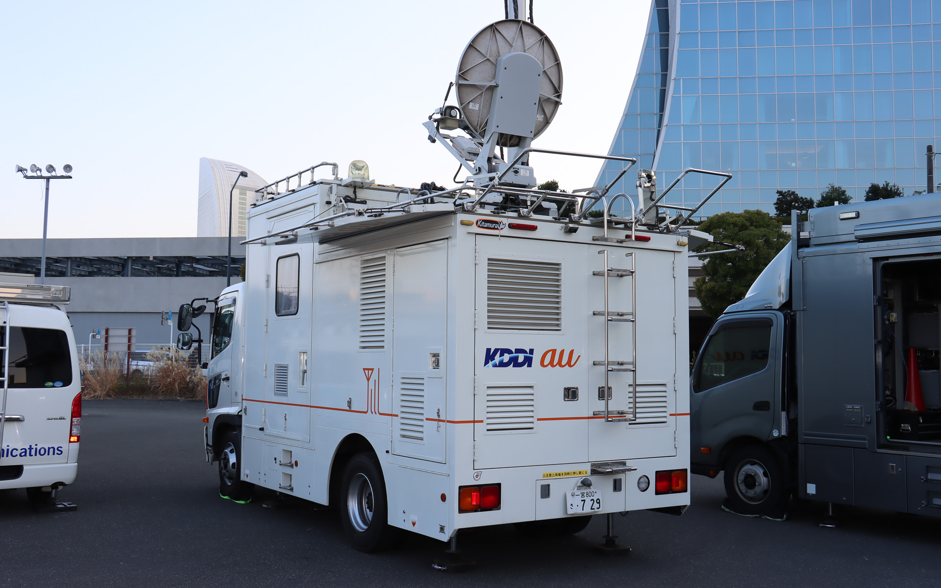 KDDIの災害復旧支援車として古くから利用されている日野自動車「レンジャー」ベースの車載型基地局