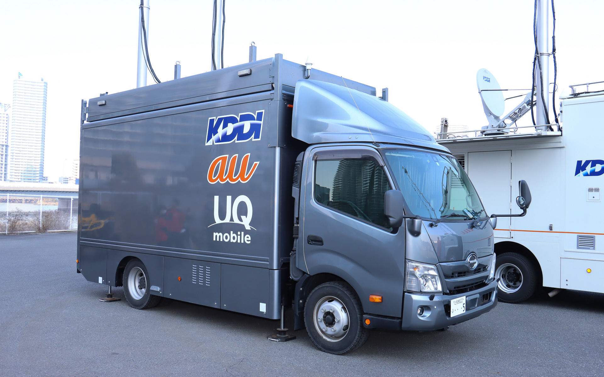 こちらは災害復旧支援車ではなく、F1やSUPER GT、コミケなどの大型イベントで通信環境を安定させるためのイベント対応車両。アンテナの先に指向性を持たせる四角いパネルを設置することで、入場ゲートなど人が集まりやすい場所の通信環境に優先的に高める仕組みを備えている