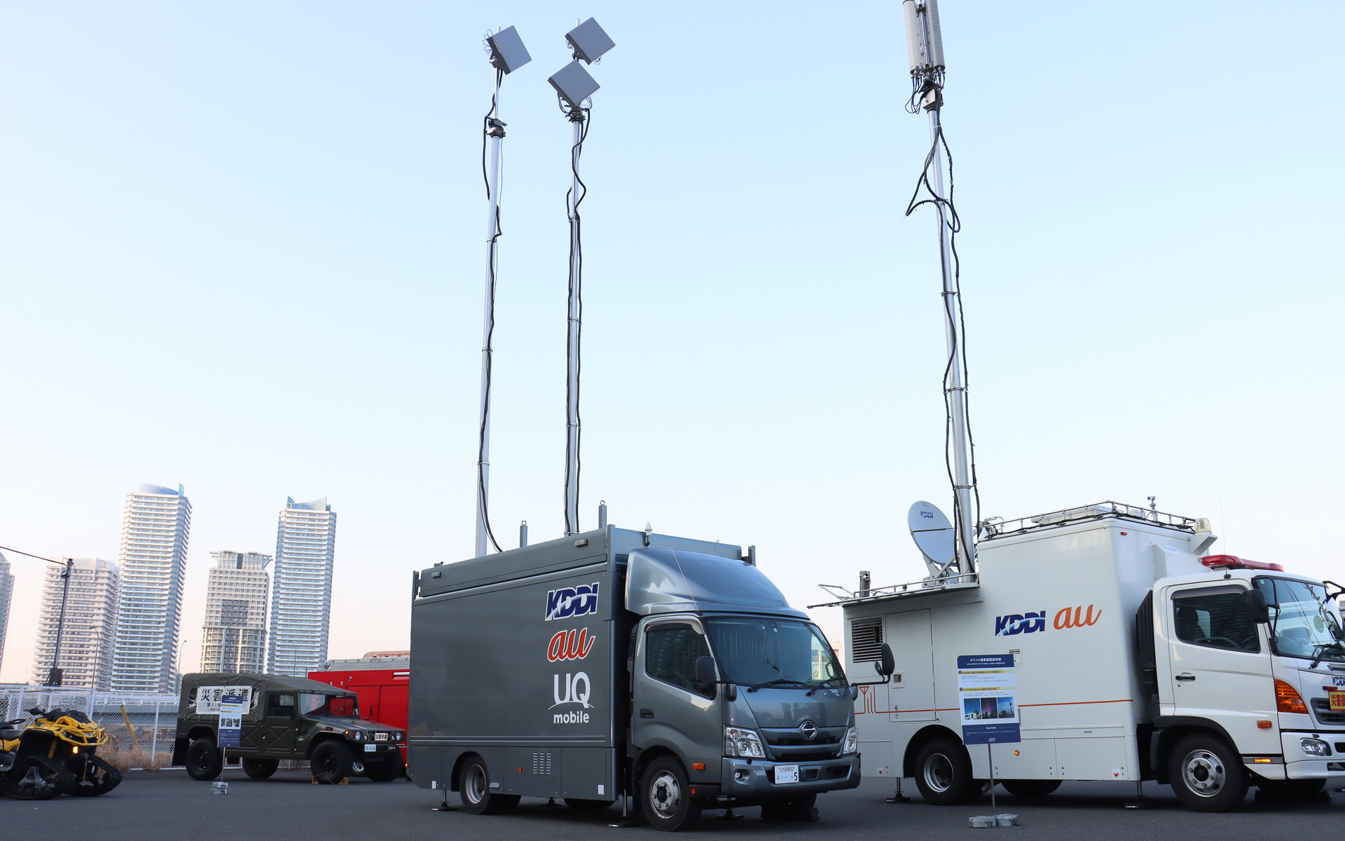 こちらは災害復旧支援車ではなく、F1やSUPER GT、コミケなどの大型イベントで通信環境を安定させるためのイベント対応車両。アンテナの先に指向性を持たせる四角いパネルを設置することで、入場ゲートなど人が集まりやすい場所の通信環境に優先的に高める仕組みを備えている
